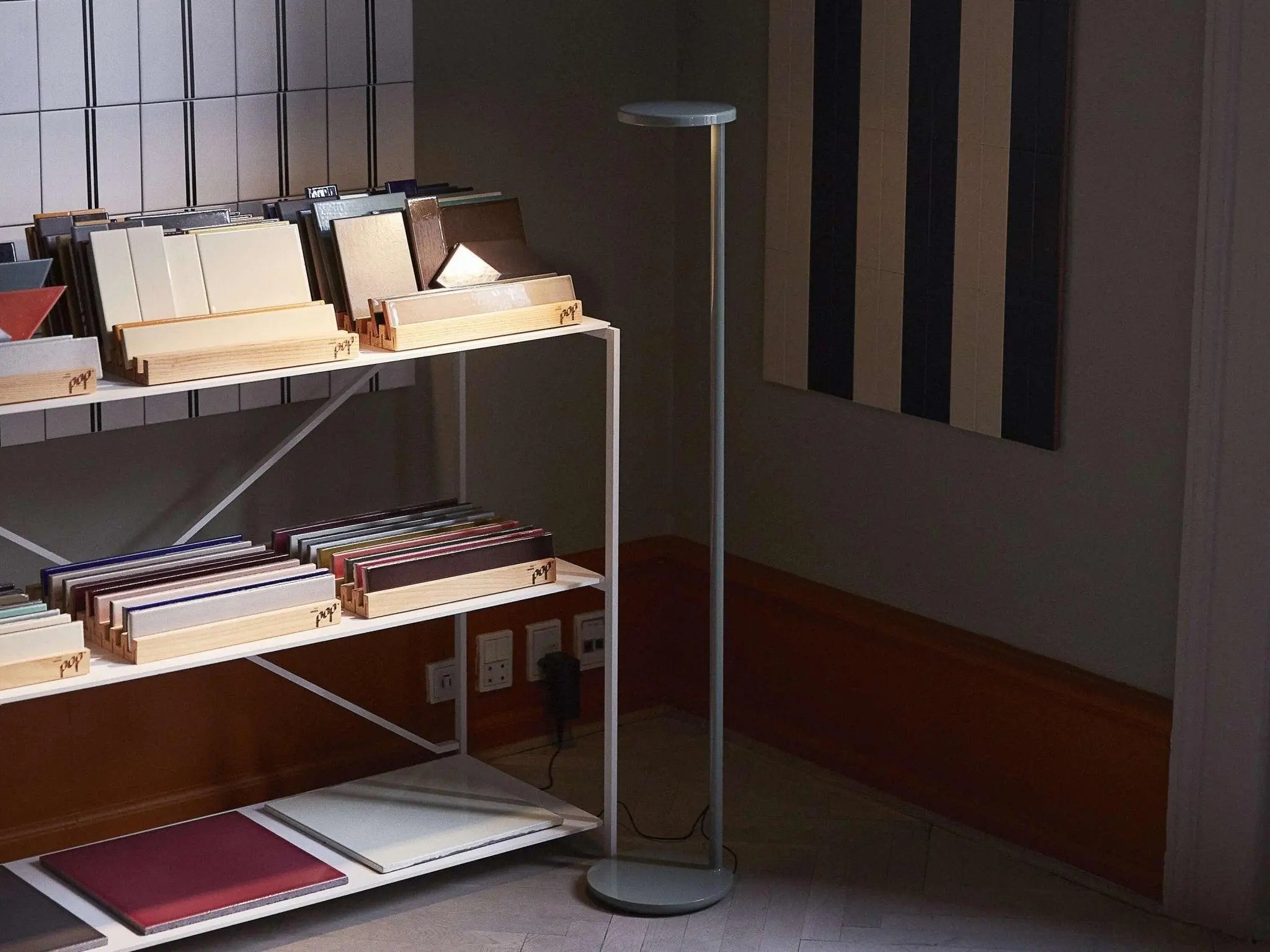 Lampa podłogowa OBLIQUE szary – Flos
