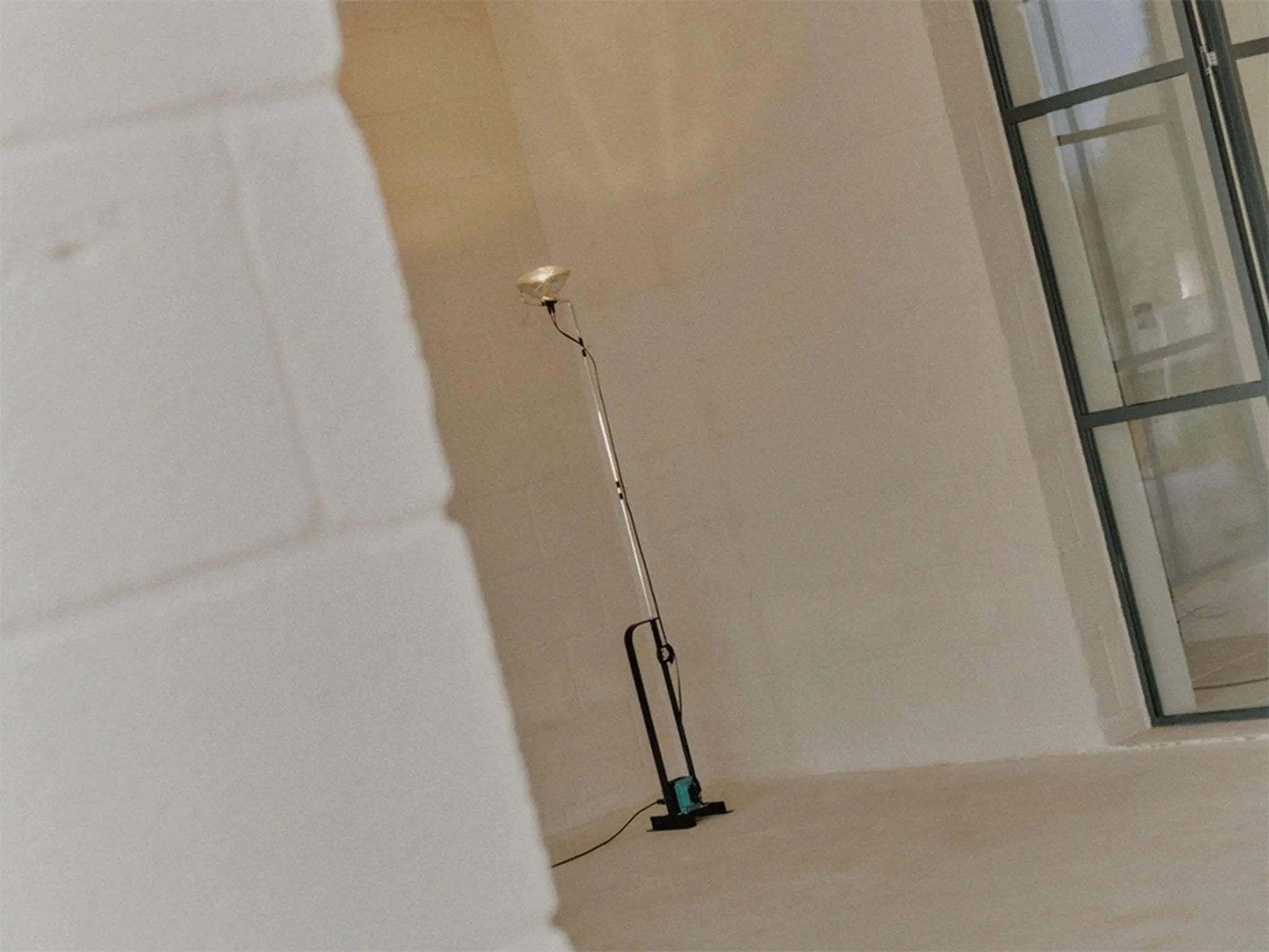 Lampa podłogowa TOIO czarny matowy – Flos