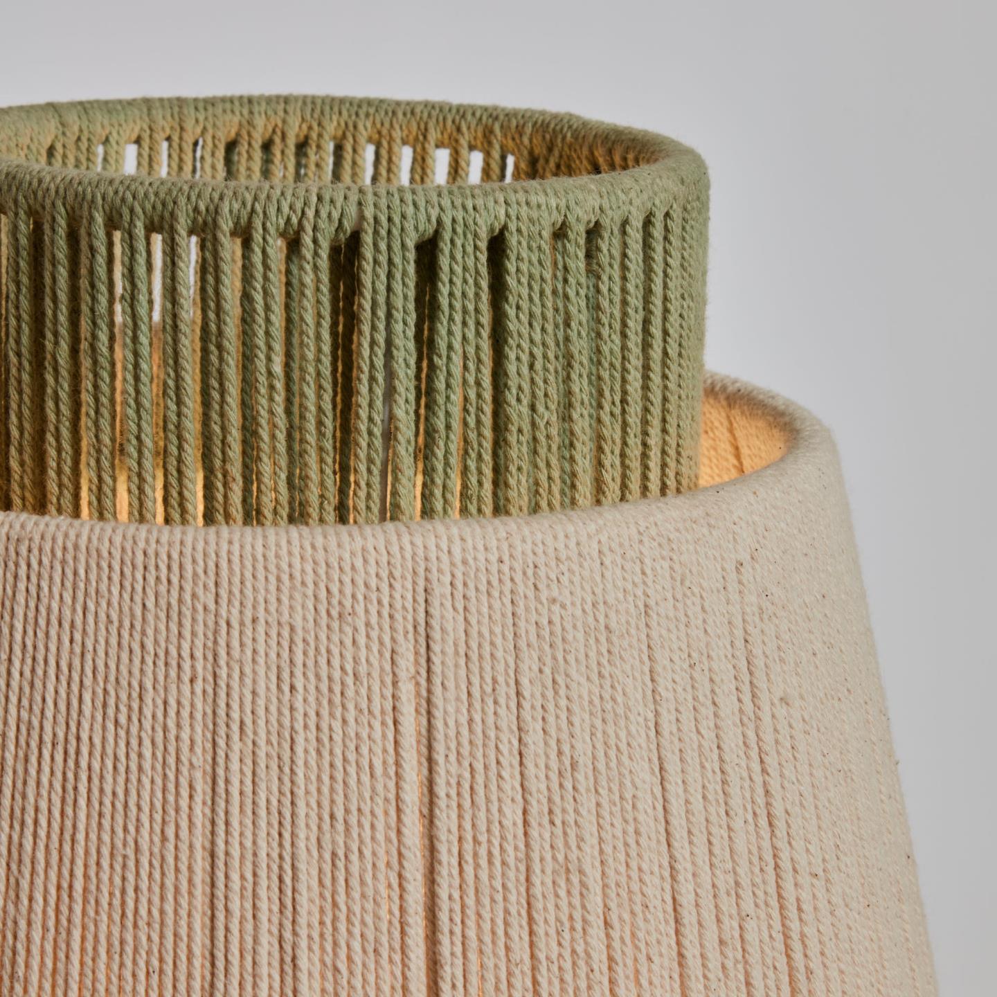 Lampa podłogowa YUVIA beżowy z zielonym wykończeniem La Forma Eye on Design