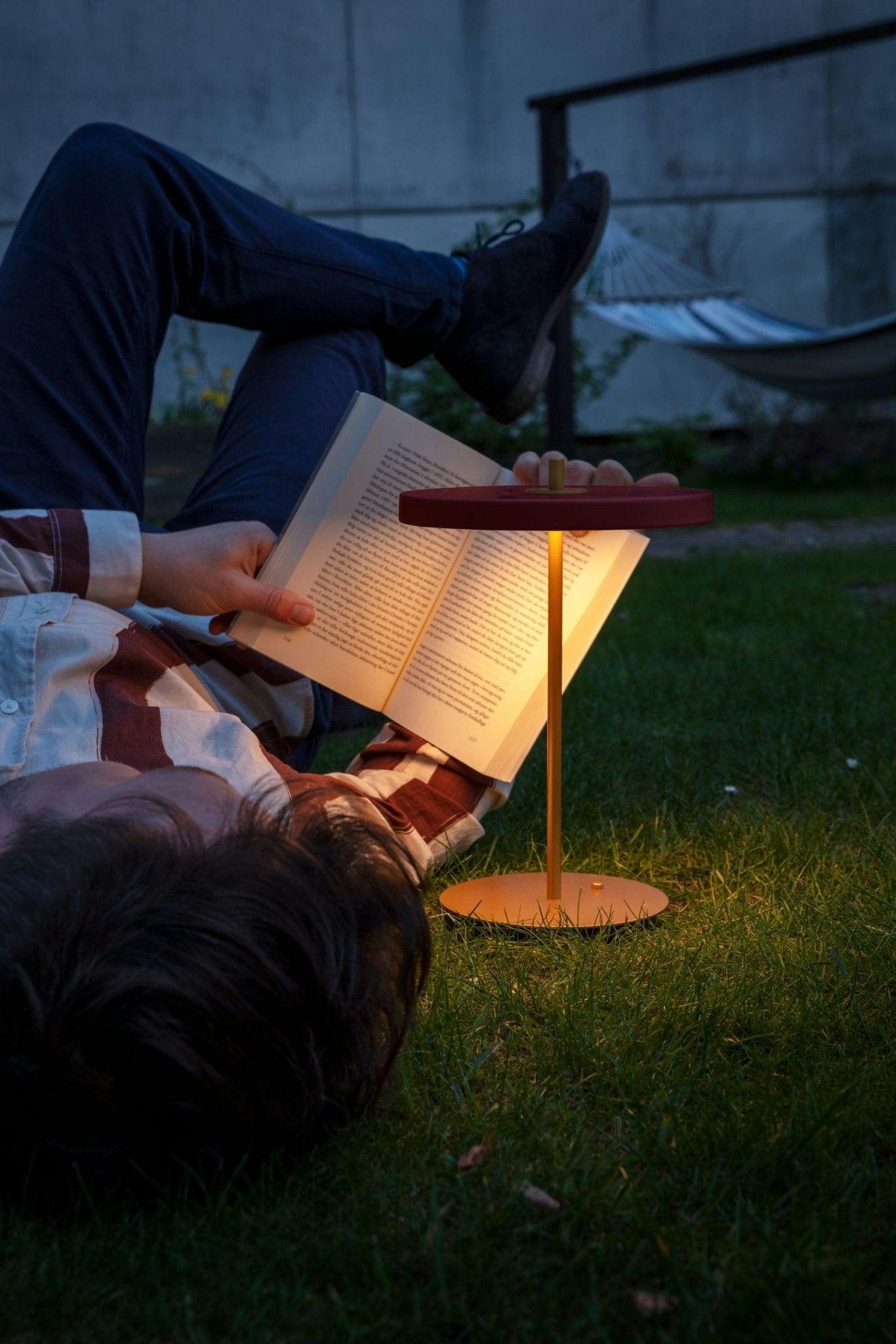 Lampa przenośna ASTERIA MOVE rubinowy UMAGE Eye on Design