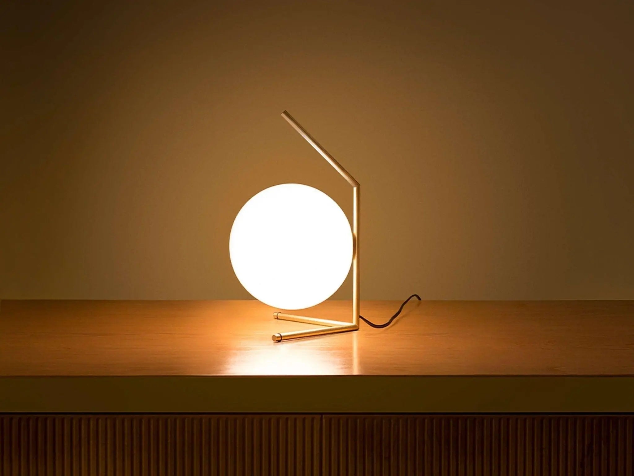 Lampa stołowa IC LIGHTS LOW mosiężny – Flos