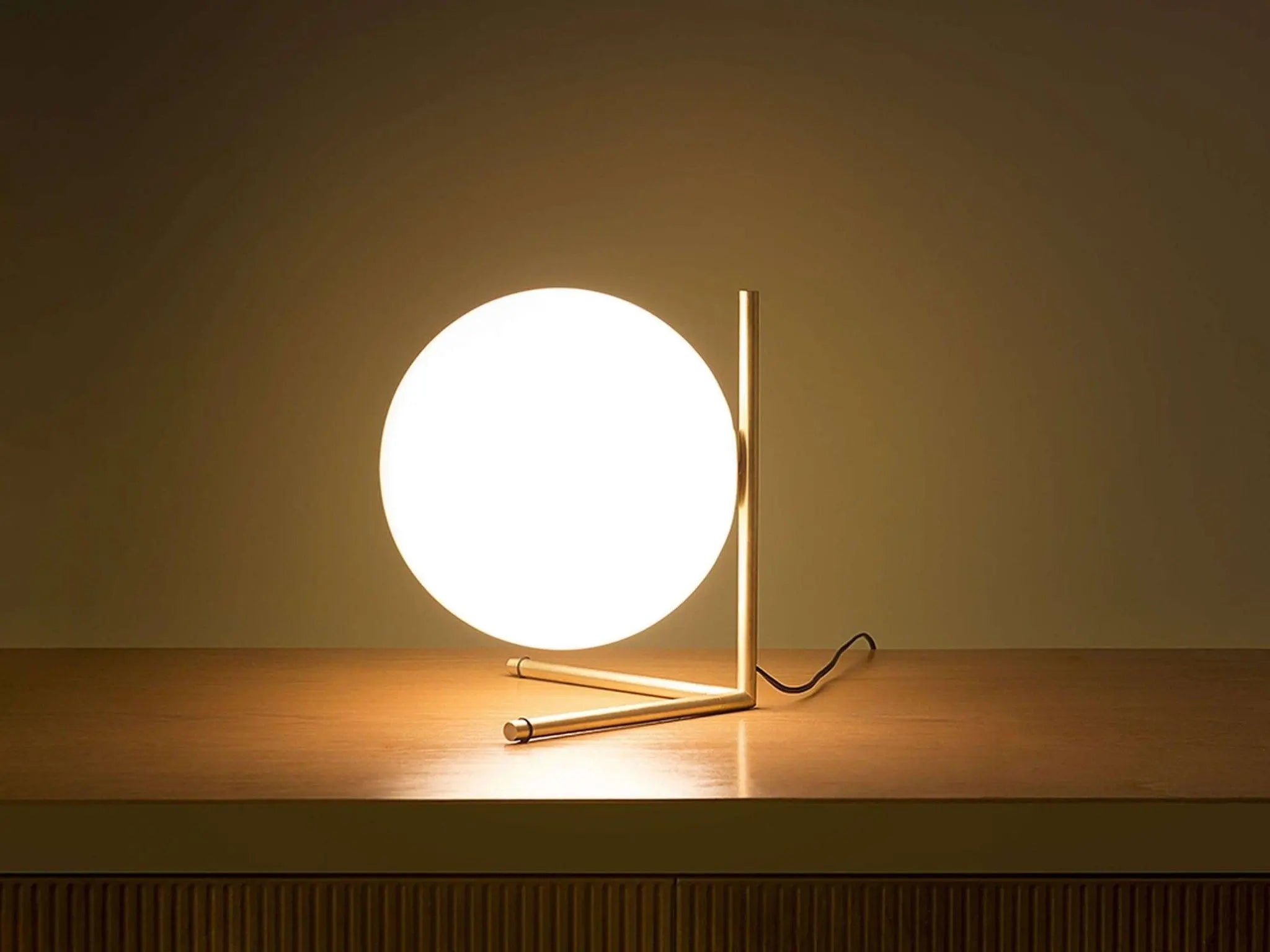 Lampa stołowa IC LIGHTS mosiężny – Flos