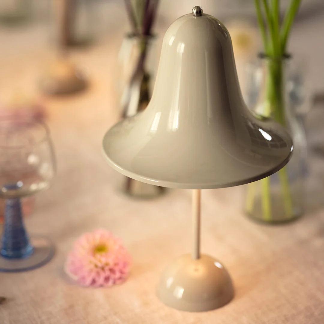 Lampa stołowa przenośna PANTOP piaskowy szary Verpan Eye on Design