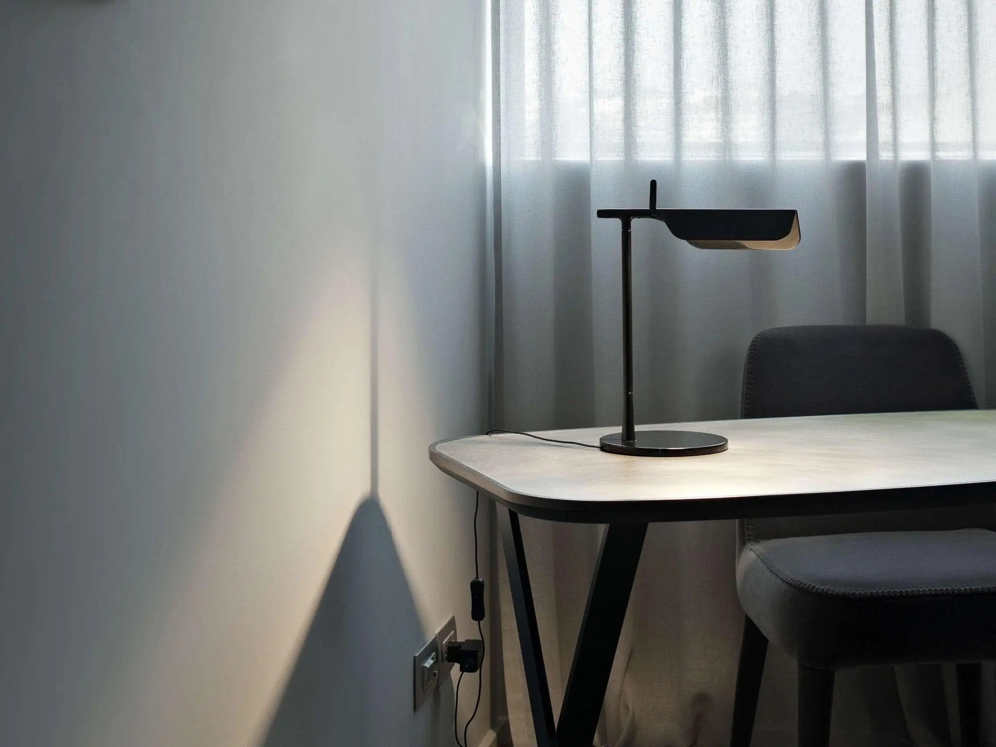 Lampa stołowa TAB niebieski matowy – Flos