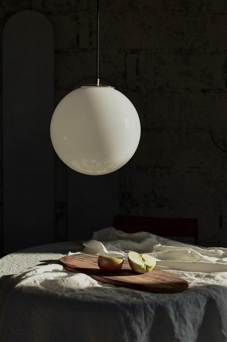 Lampa wisząca BIAŁA KULA mosiężny Embassy Interiors Eye on Design