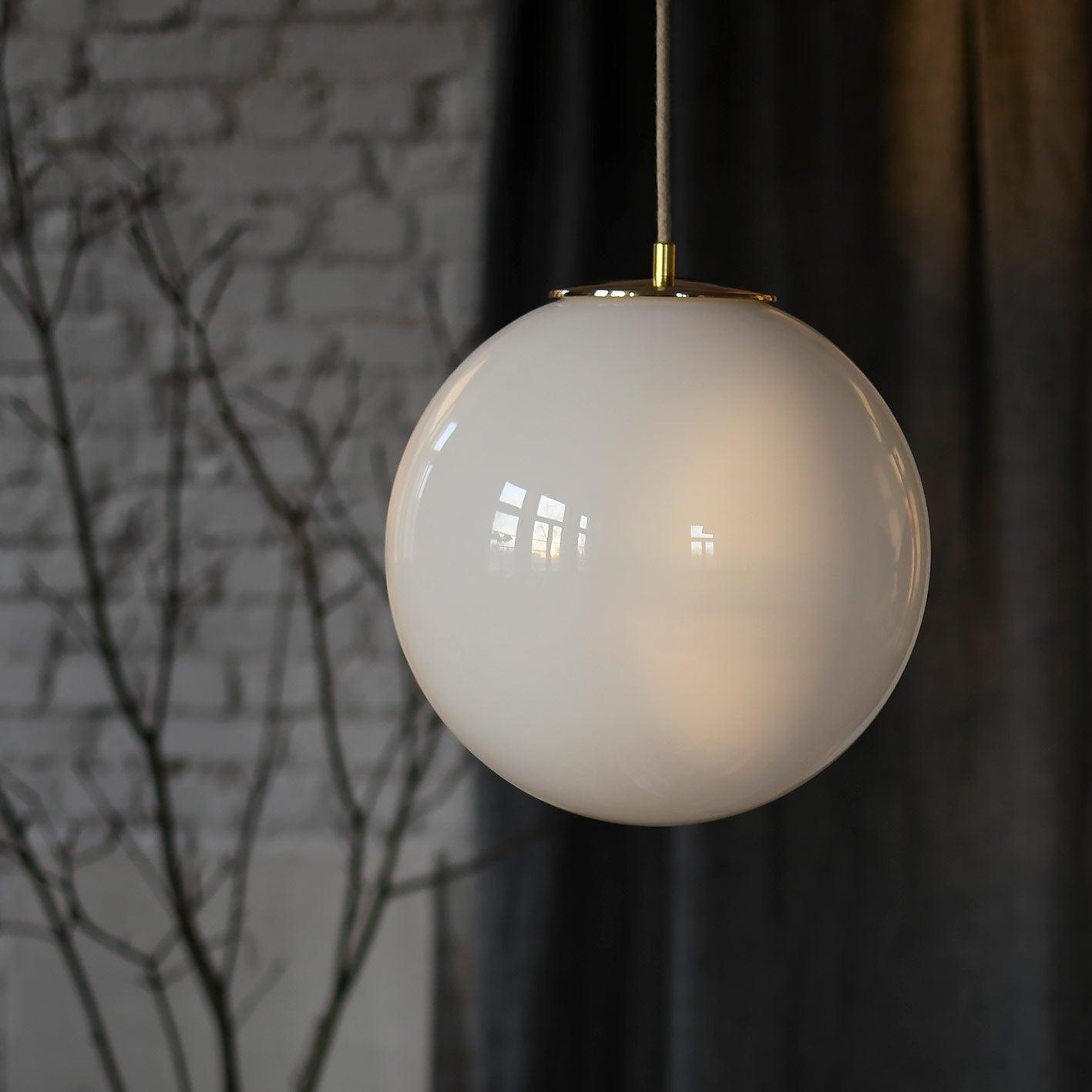 Lampa wisząca BIAŁA KULA mosiężny Embassy Interiors Eye on Design