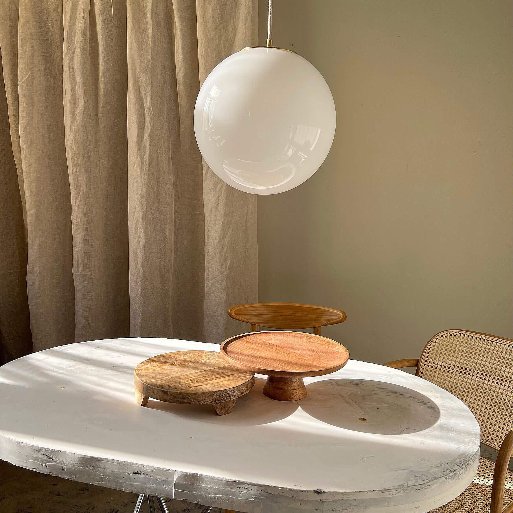 Lampa wisząca BIAŁA KULA mosiężny Embassy Interiors Eye on Design