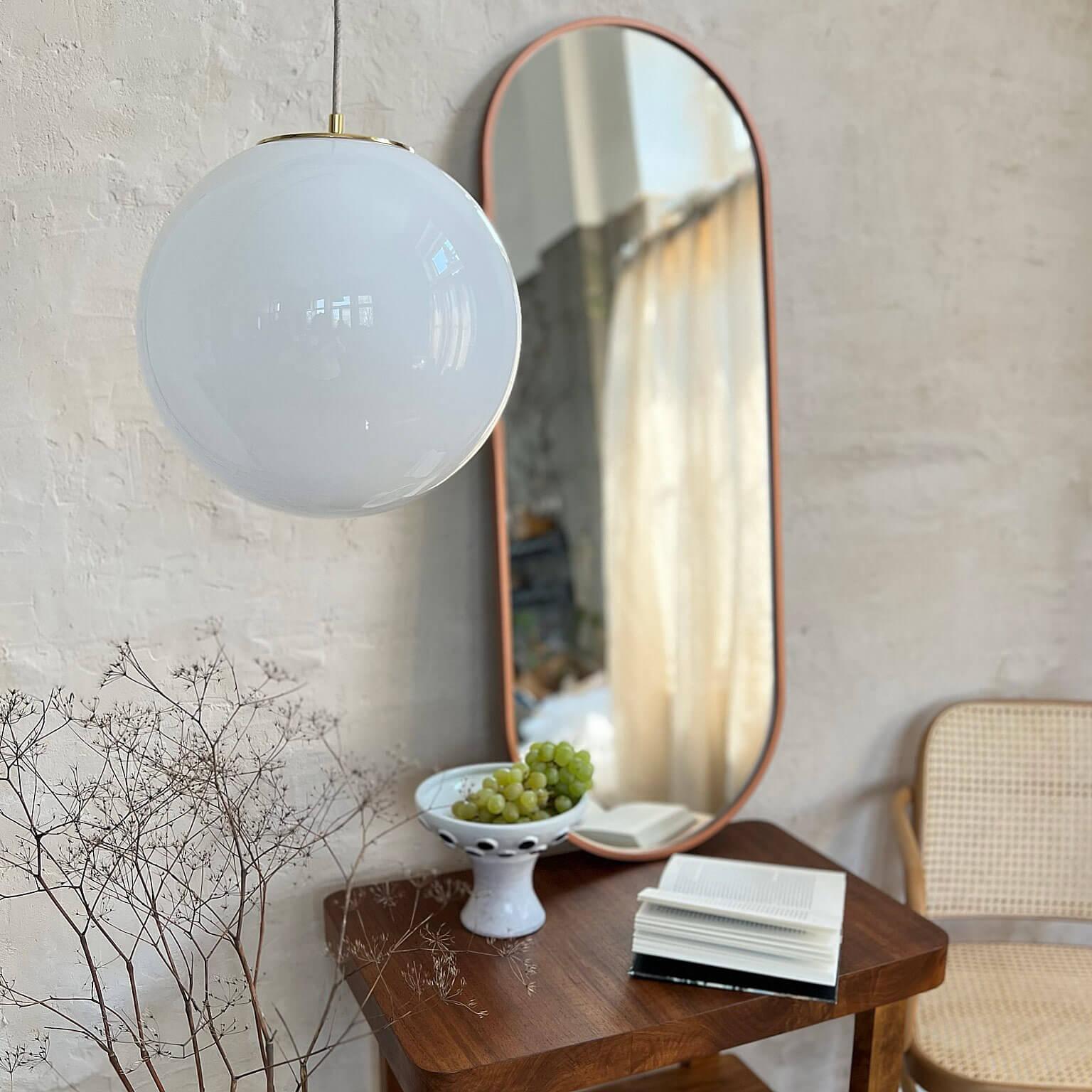 Lampa wisząca BIAŁA KULA mosiężny Embassy Interiors Eye on Design