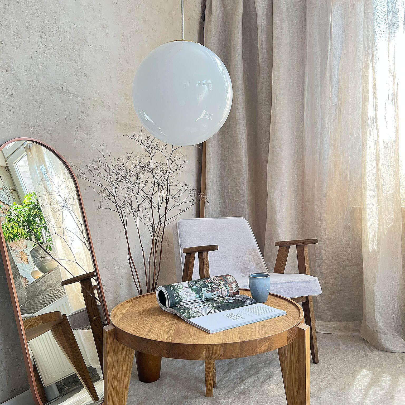 Lampa wisząca BIAŁA KULA mosiężny Embassy Interiors Eye on Design