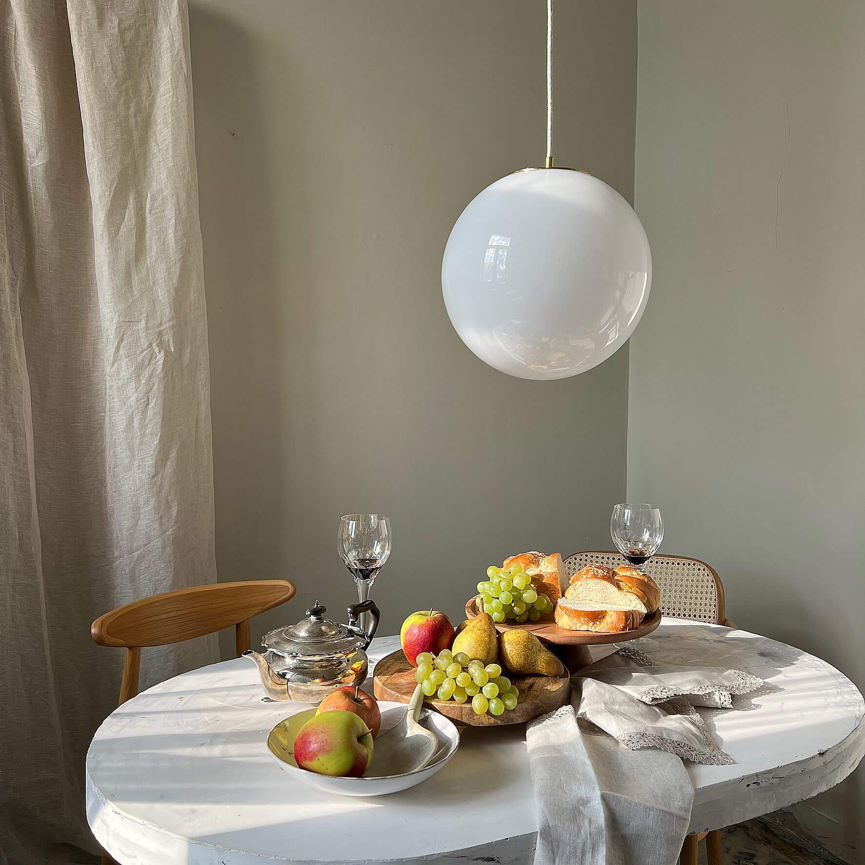 Lampa wisząca BIAŁA KULA mosiężny Embassy Interiors Eye on Design