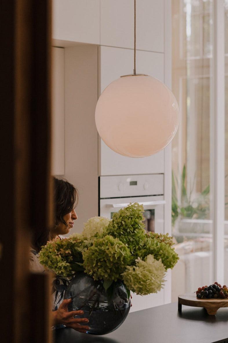 Lampa wisząca BIAŁA KULA nikiel Embassy Interiors Eye on Design