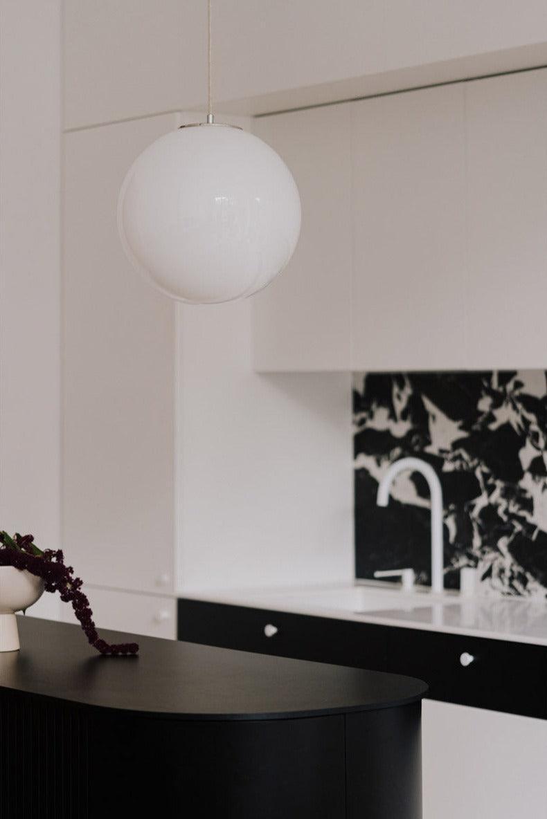 Lampa wisząca BIAŁA KULA nikiel Embassy Interiors Eye on Design