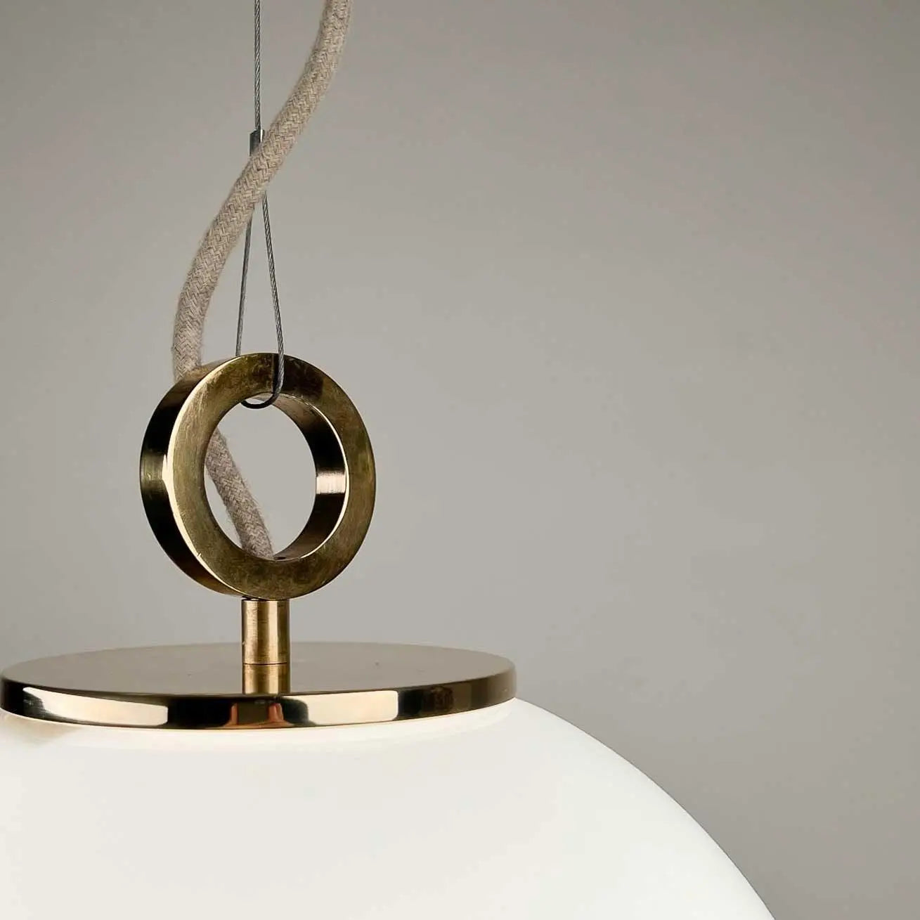 Lampa wisząca BIAŁA KULA nikiel – Embassy Interiors
