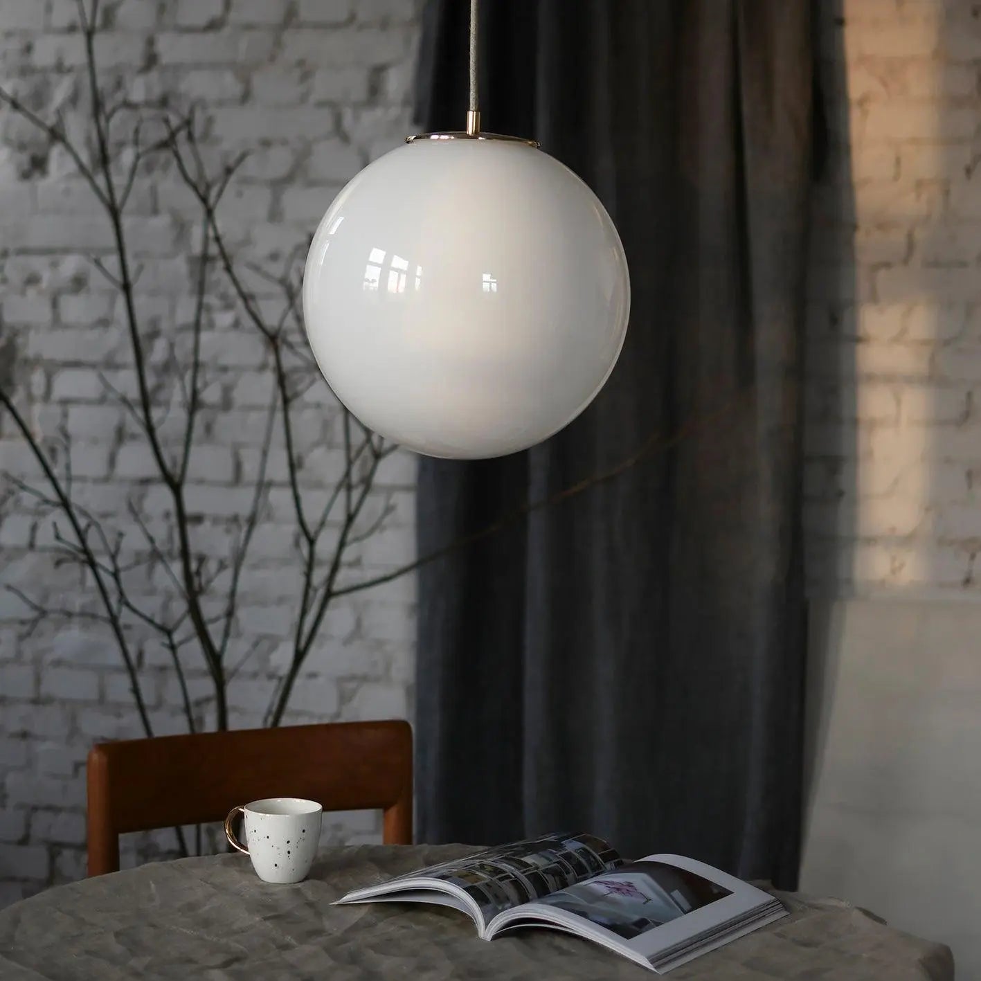 Lampa wisząca BIAŁA KULA nikiel – Embassy Interiors