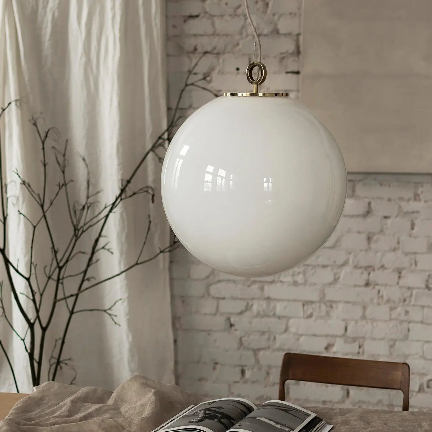 Lampa wisząca duża BIAŁA KULA mosiężny – Embassy Interiors