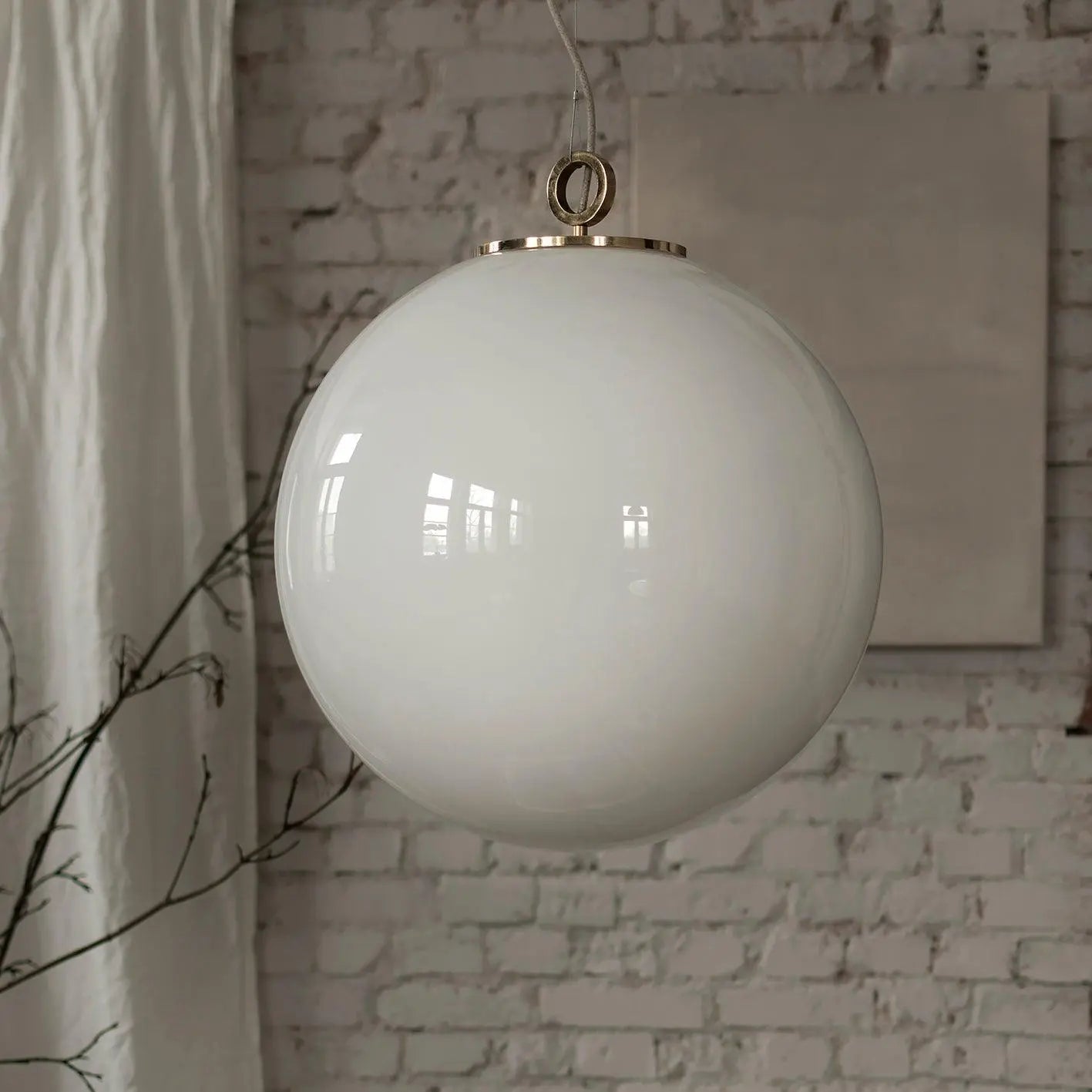 Lampa wisząca duża BIAŁA KULA mosiężny – Embassy Interiors