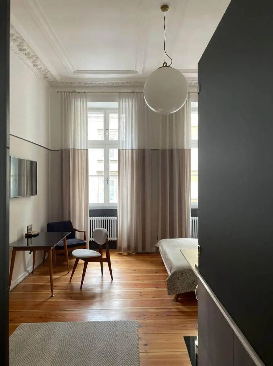 Lampa wisząca duża BIAŁA KULA mosiężny – Embassy Interiors