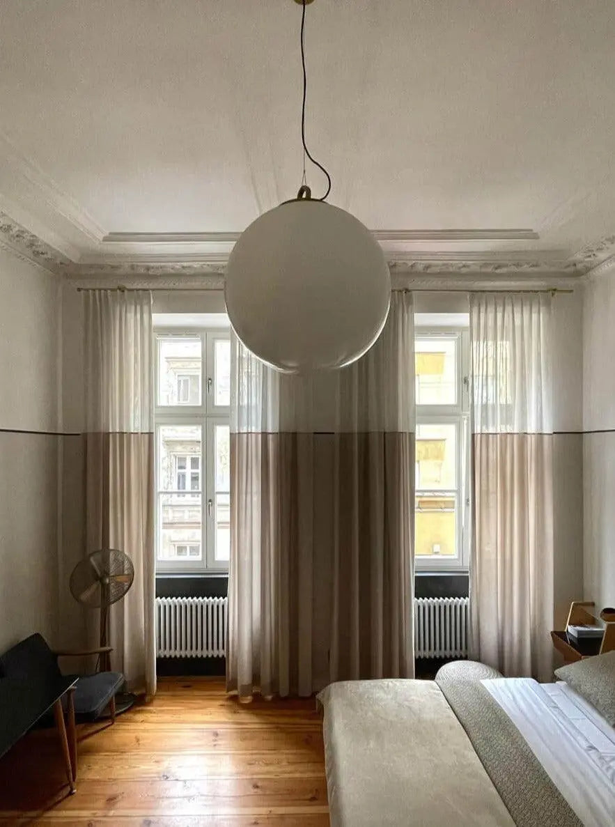 Lampa wisząca duża BIAŁA KULA mosiężny – Embassy Interiors