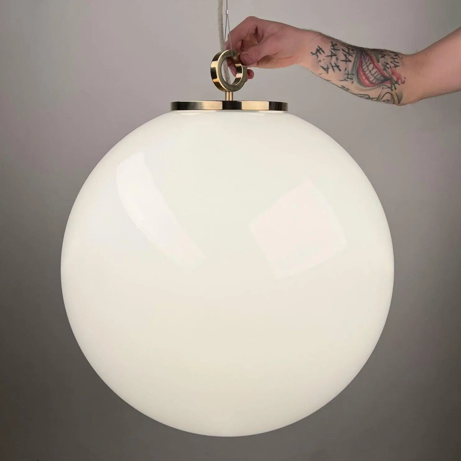 Lampa wisząca duża BIAŁA KULA mosiężny – Embassy Interiors