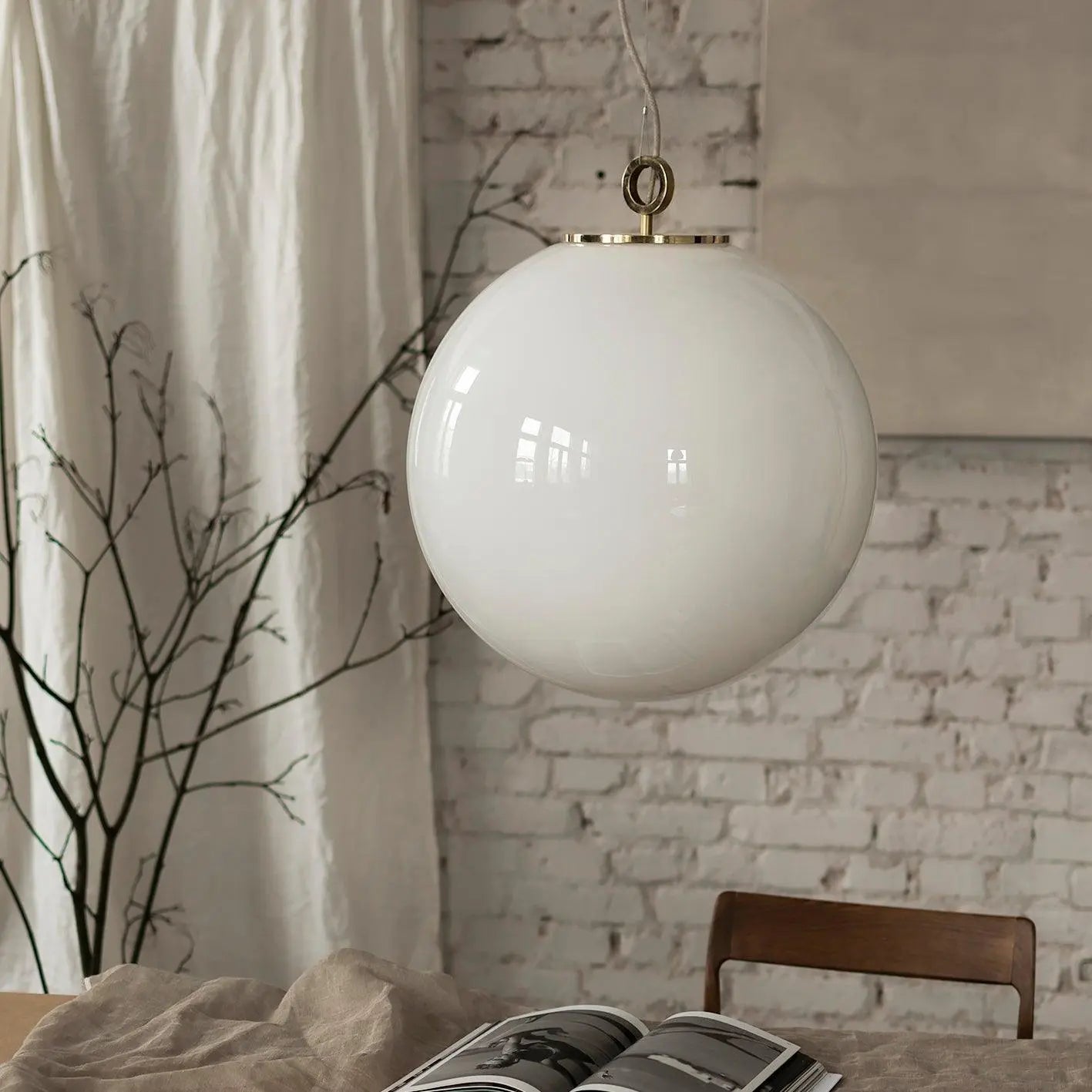 Lampa wisząca duża BIAŁA KULA nikiel – Embassy Interiors