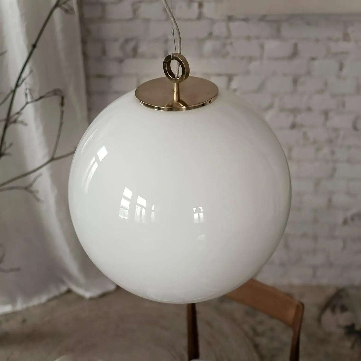 Lampa wisząca duża BIAŁA KULA nikiel – Embassy Interiors