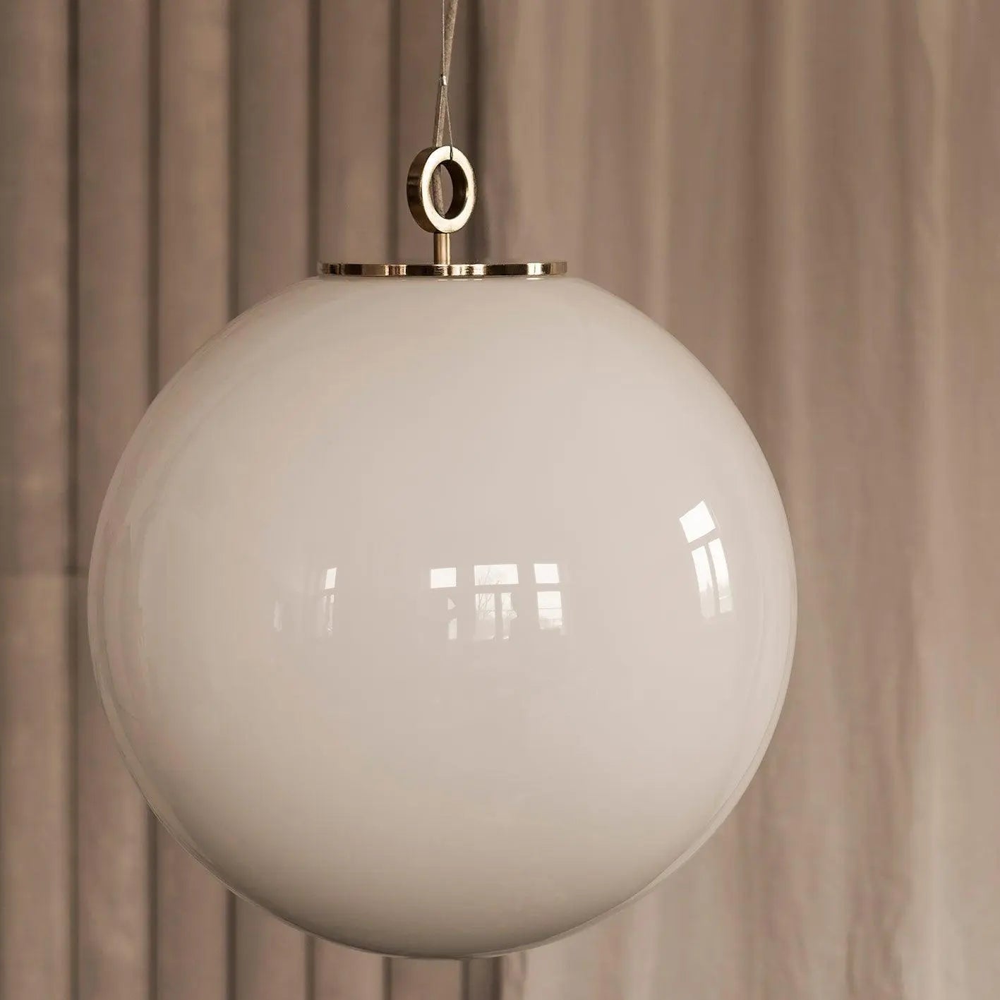 Lampa wisząca duża BIAŁA KULA nikiel – Embassy Interiors