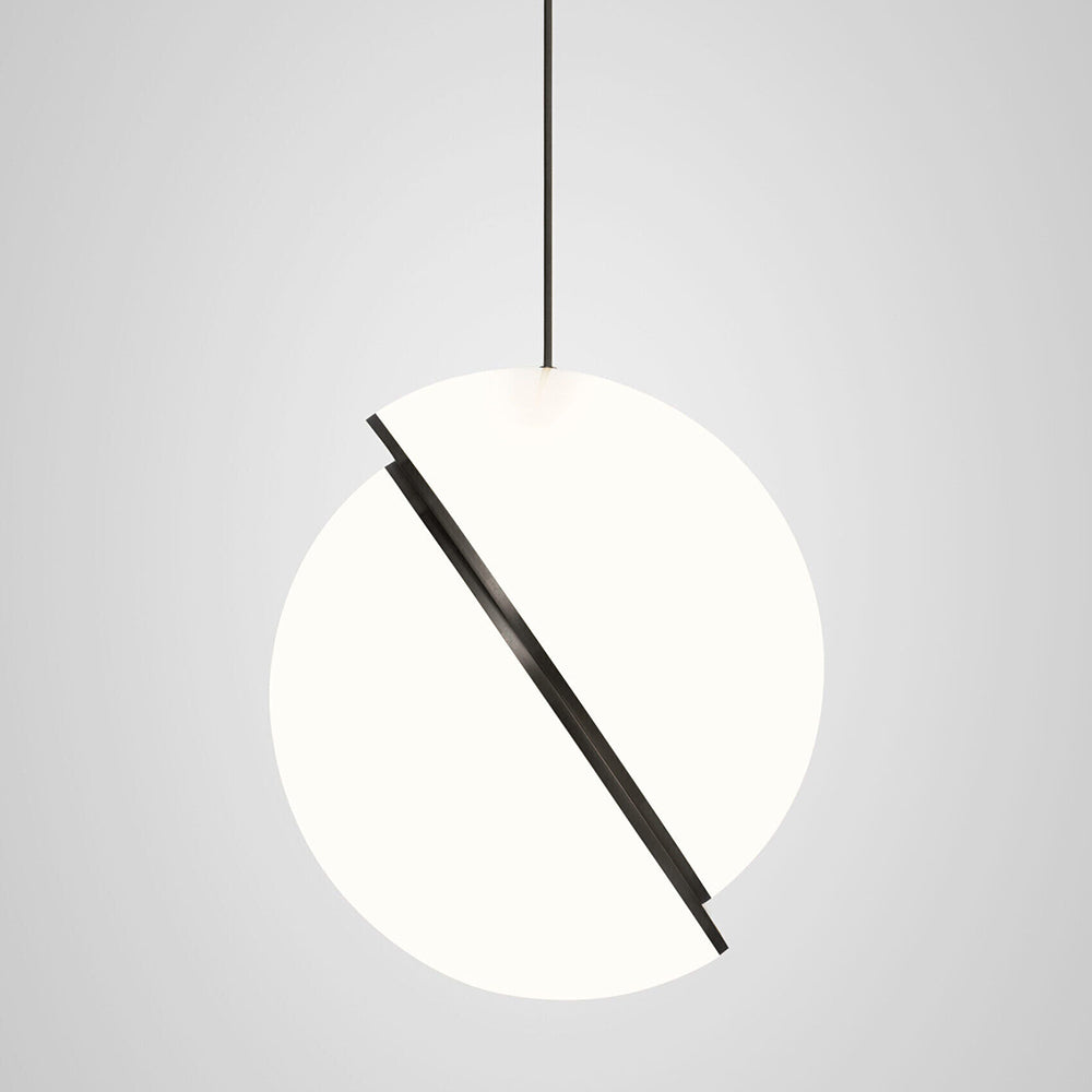 Lampa visiacá CRESCENT s opálovým tienidlom a čierneným mosadzom