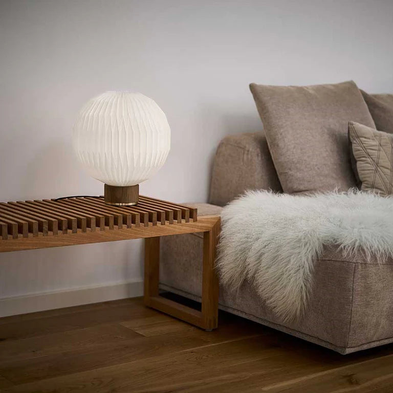 Stolná lampa MODEL 375 biela s dymovou dubovou základňou