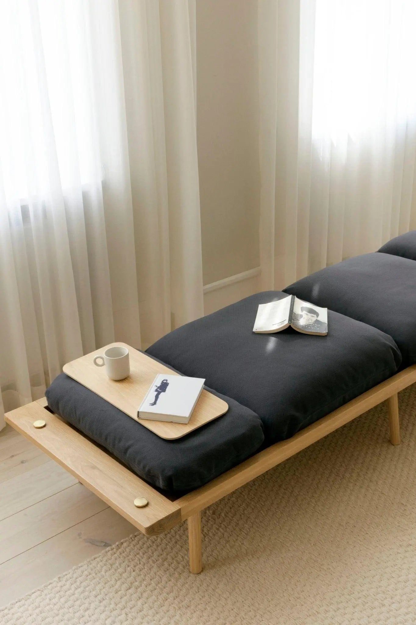 Leżanka LOUNGE AROUND antracytowy z dębową podstawą – Umage
