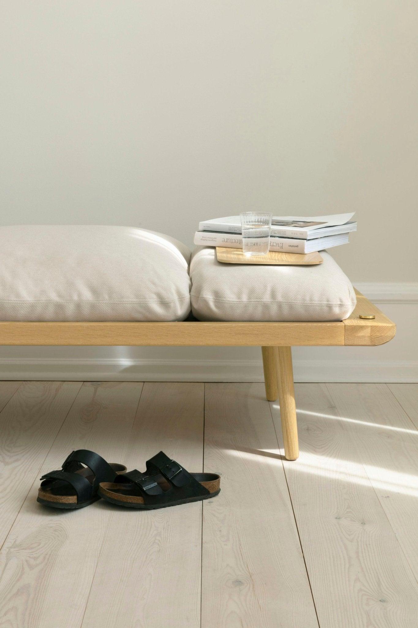 Leżanka LOUNGE AROUND beżowy z dębową podstawą UMAGE Eye on Design