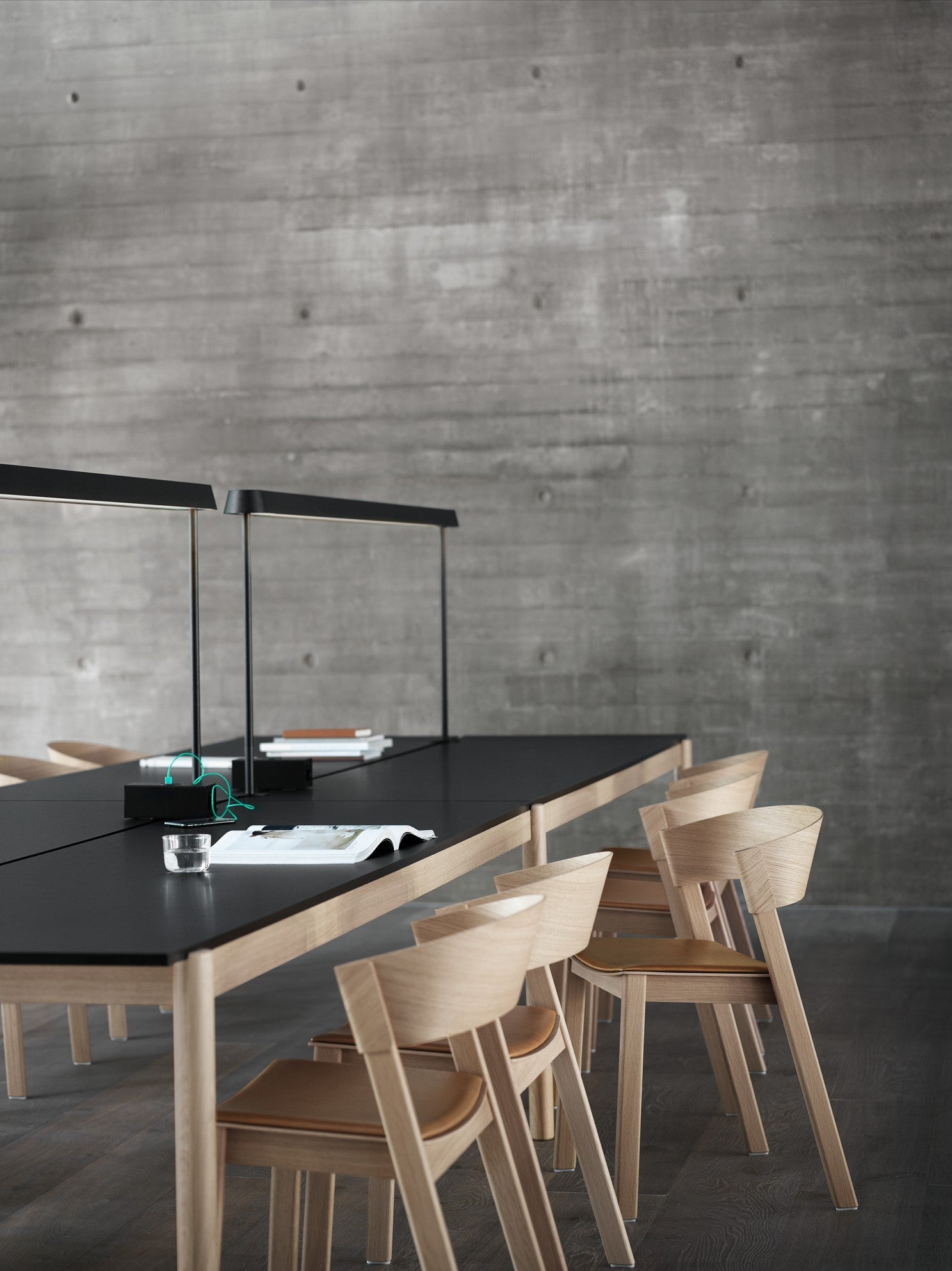 Stôl do kancelárie LINEAR SYSTEM - KONFIGURÁCIA 2 čierny nanolaminát s dubovou základňou