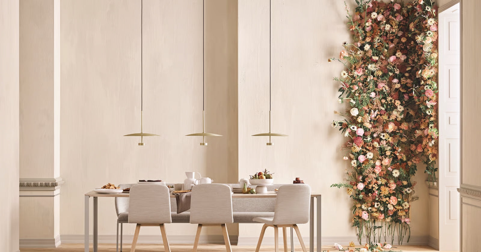 Stôl LINK bielené dubové drevo so šedým podstavcom