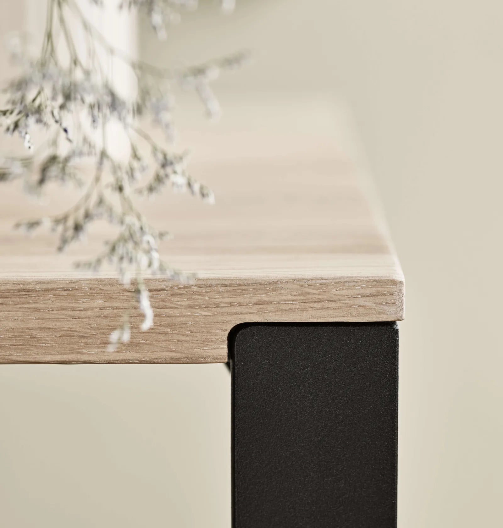 Stôl LINK z dubového dreva so šedým podstavcom