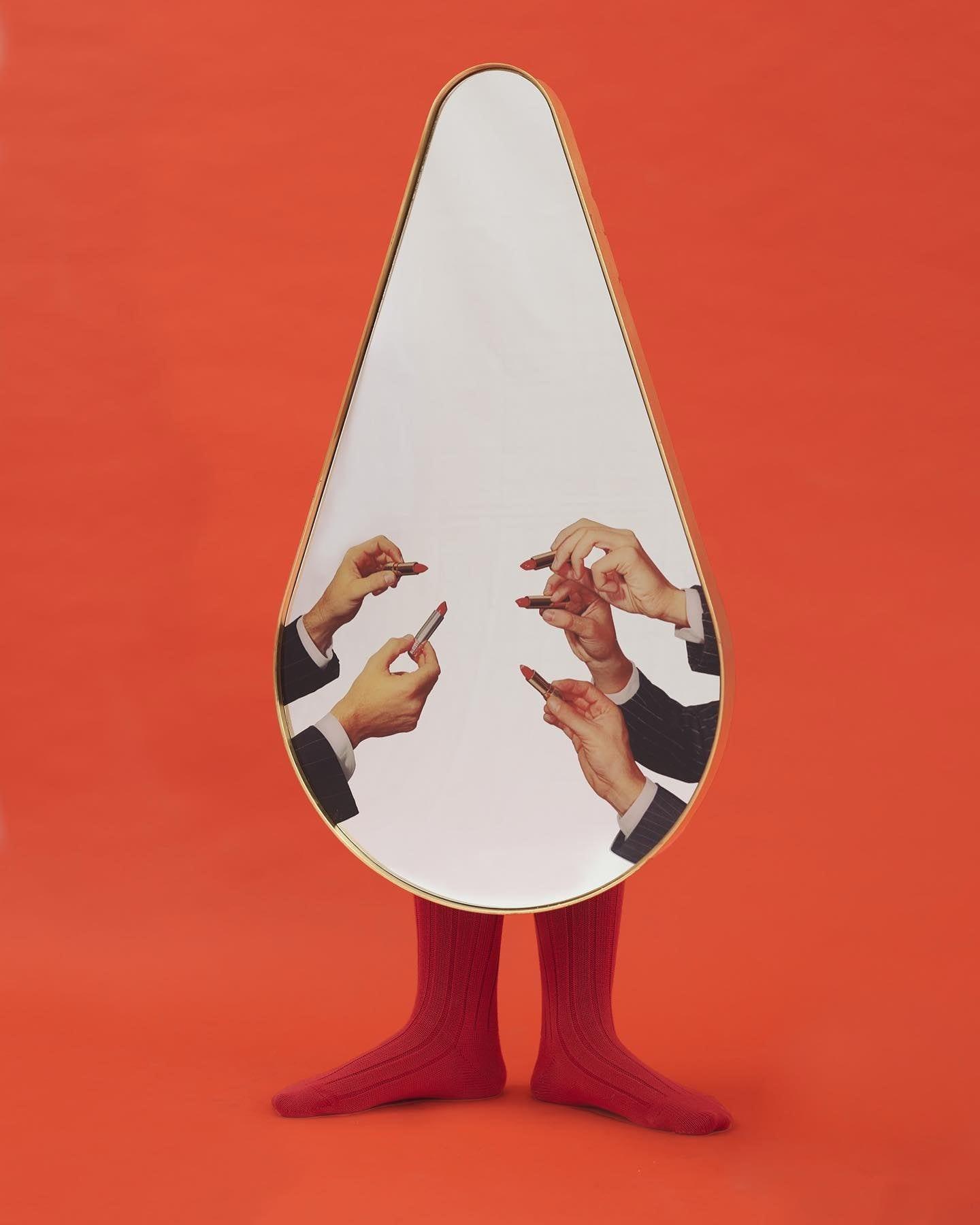 Lustro w kształcie łezki LIPSTICKS w złotej ramie Seletti Eye on Design