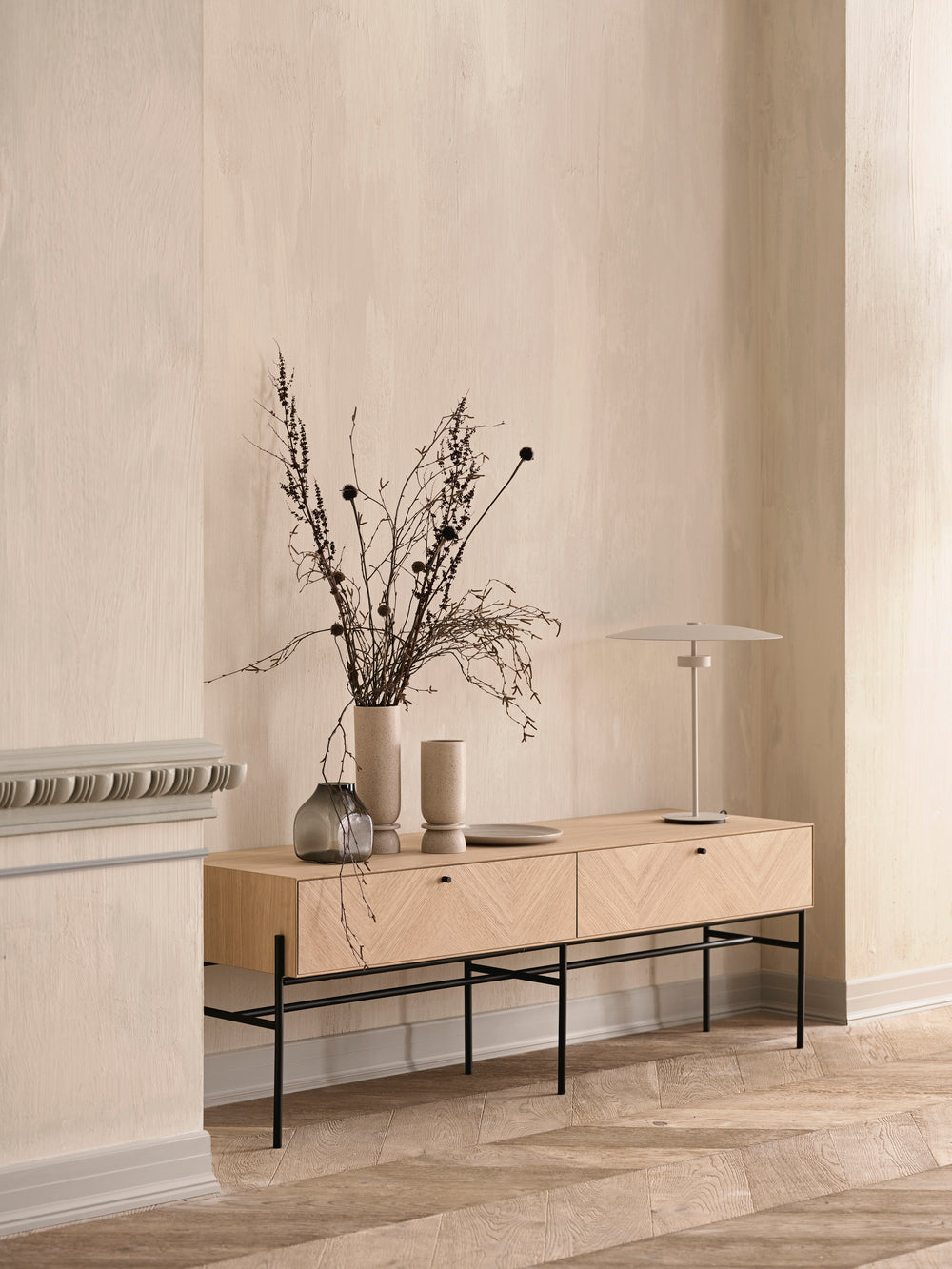 RTV skrinka LUXE bielené dubové drevo s čiernym podstavcom