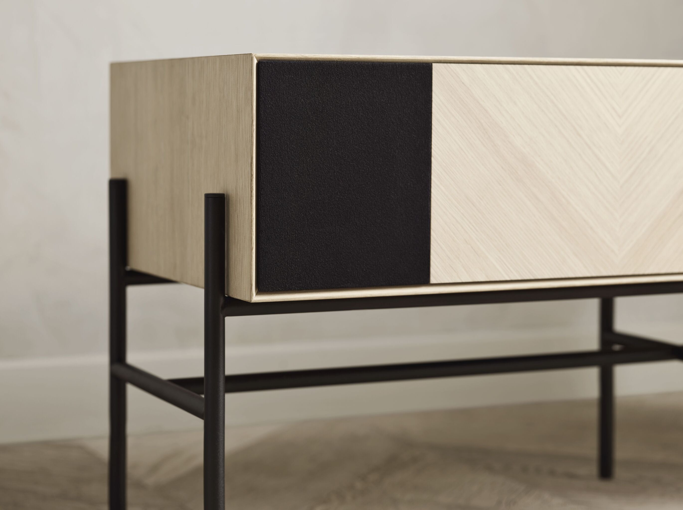 Skriňa s ozvučením LUXE bielené dubové drevo s čiernym podstavcom