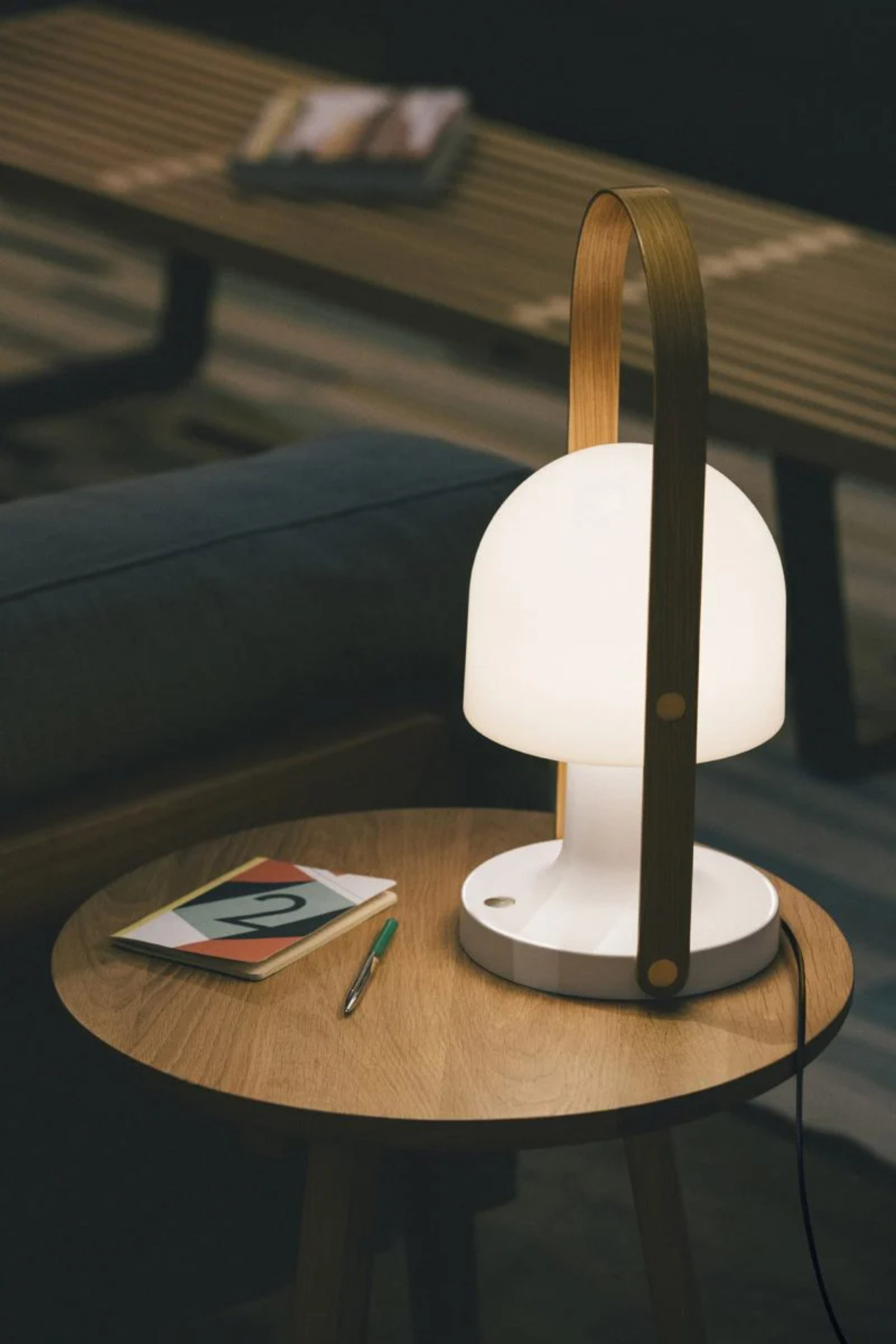 Stolná lampa FOLLOWME PLUS biela s hnedou