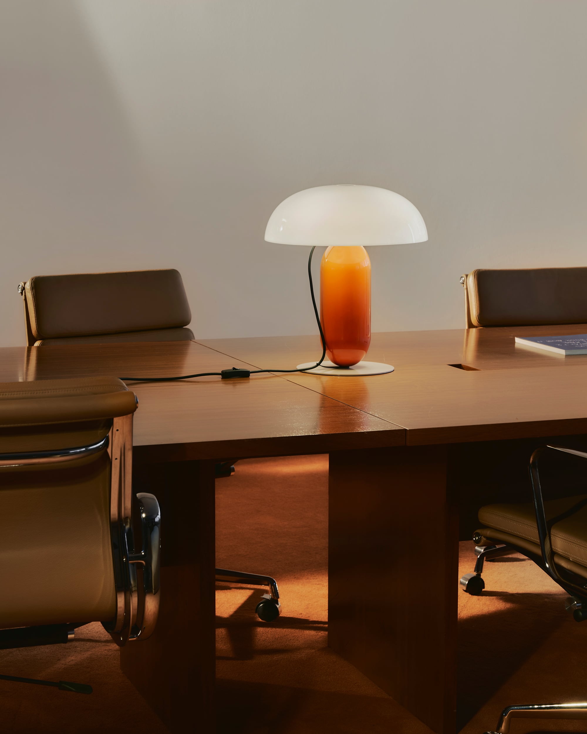 Stolná lampa GAMBOSA biela s oranžovým podstavcom