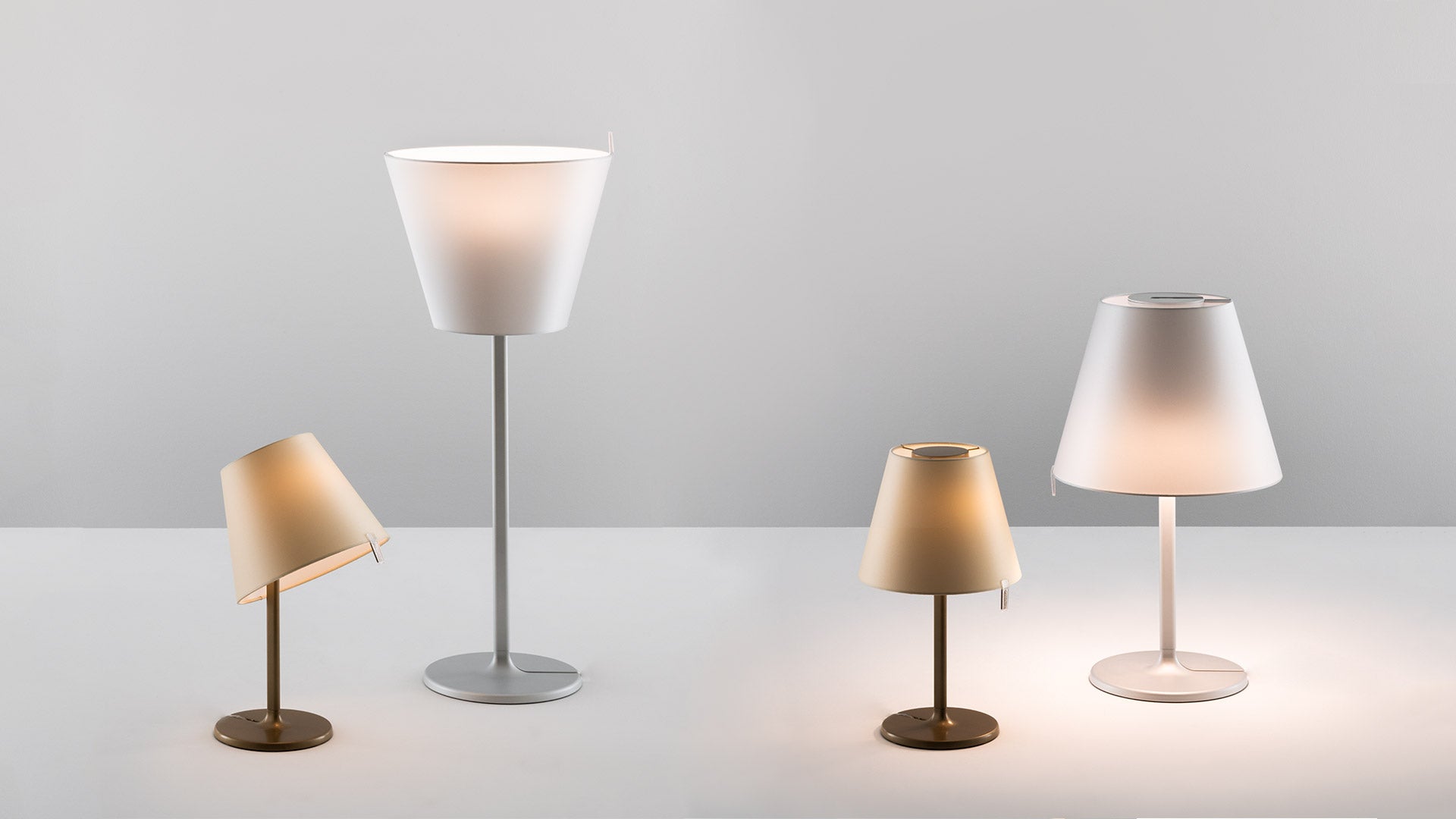 Stolná lampa MELAMPO so šedým podstavcom
