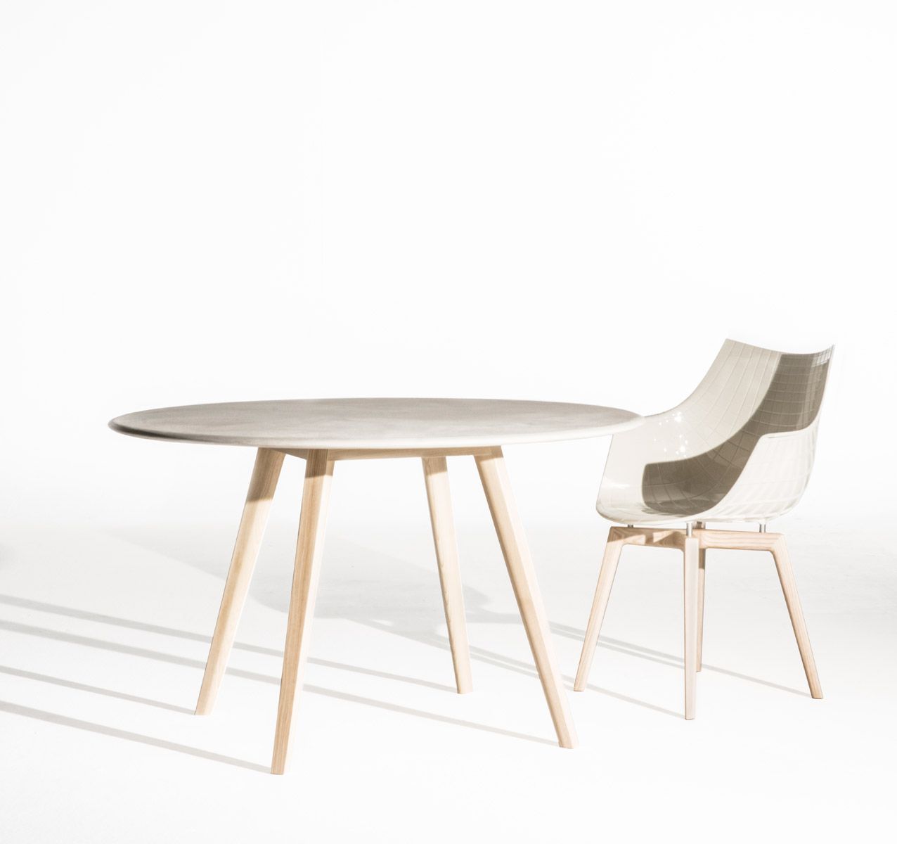 Transparent Meridiana chair with a black ash base