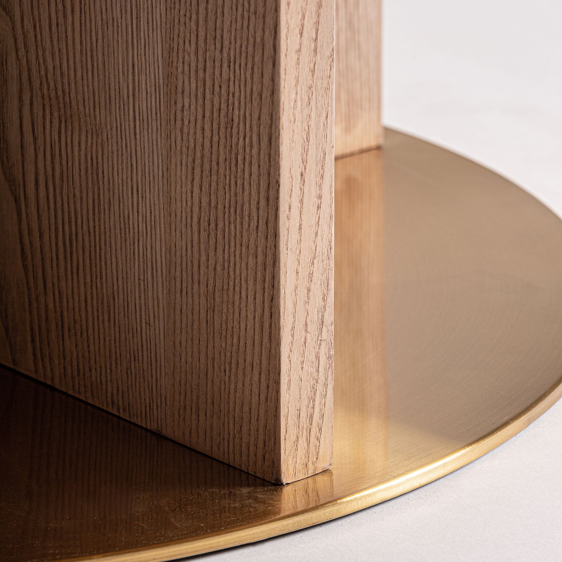 Okrúhly stôl ALFERCE bordové lastryko s drevenou základňou a zlatým povrchom