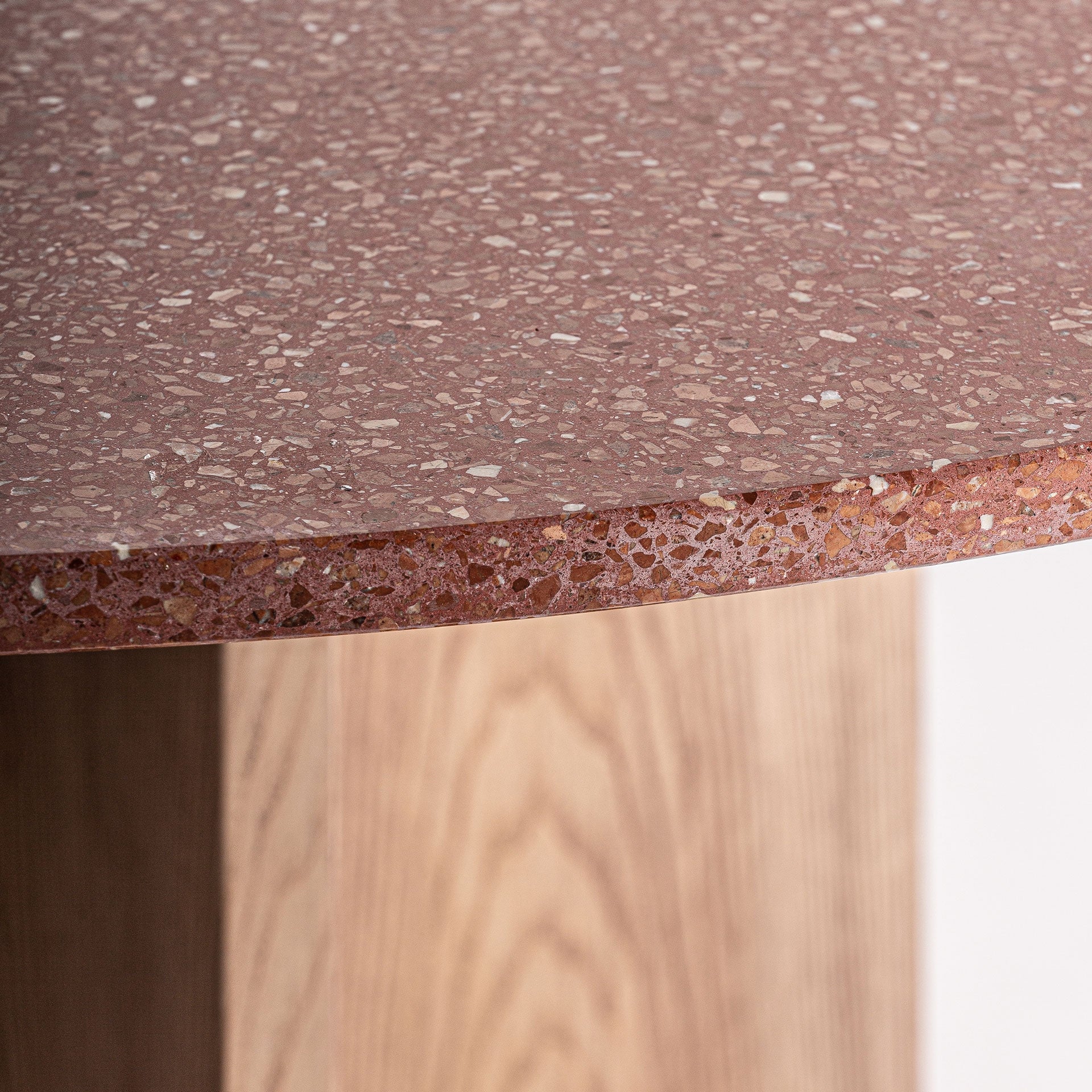 Okrúhly stôl ALFERCE bordové lastryko s drevenou základňou a zlatým povrchom