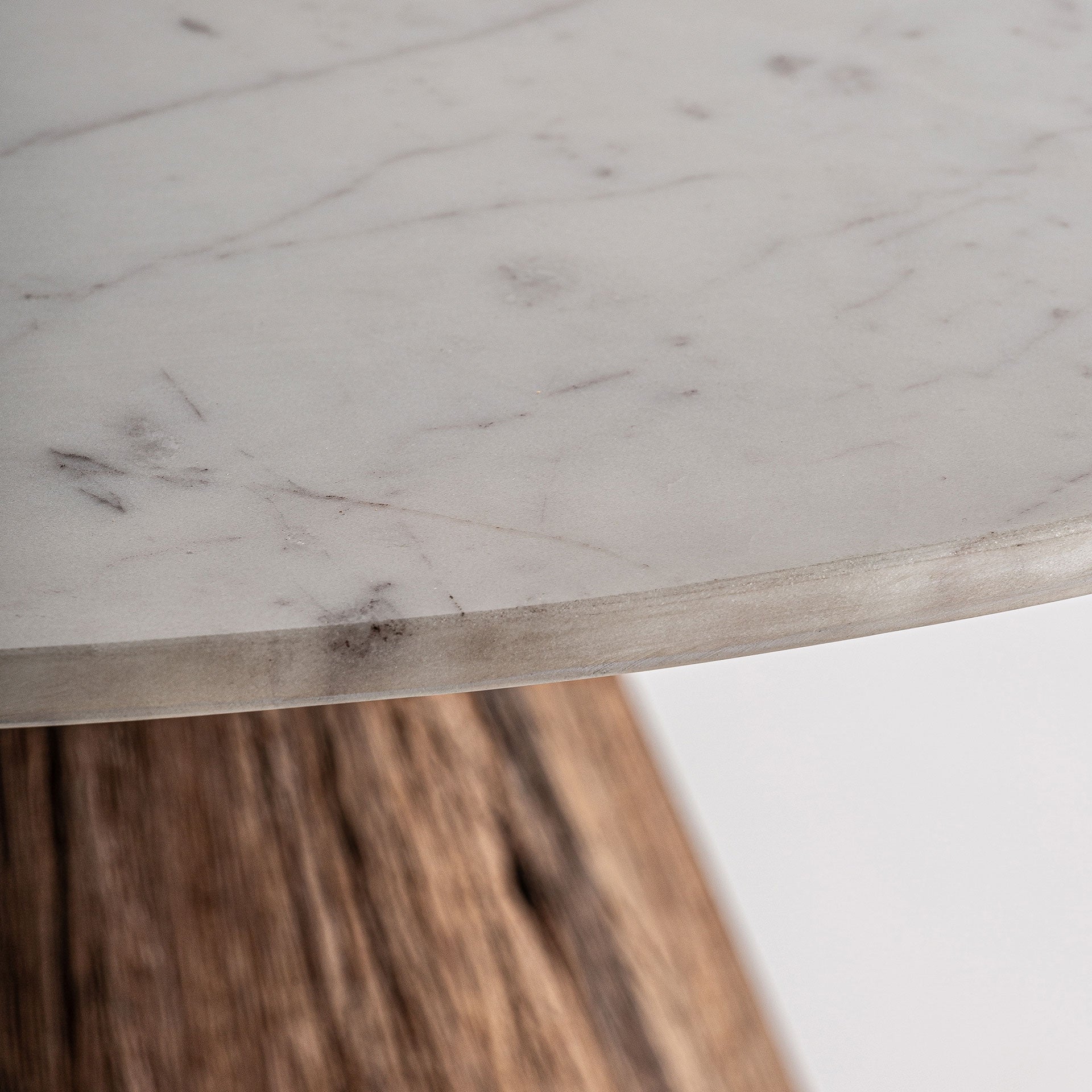 Okrúhly stôl TOIGNE z tropického dreva s mramorovou doskou