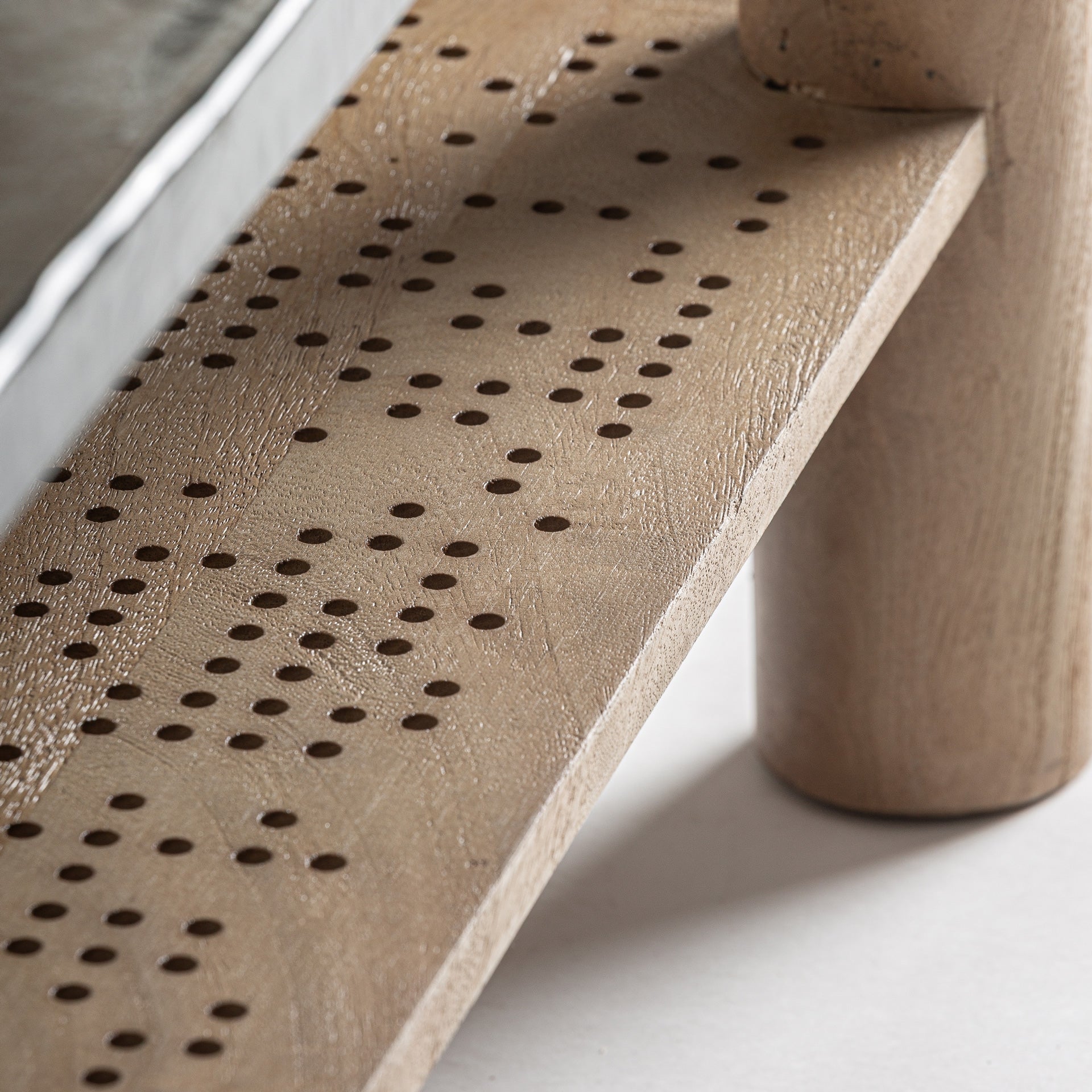 Kávový stolík JACQUARD z mangového dreva so sklenenou doskou