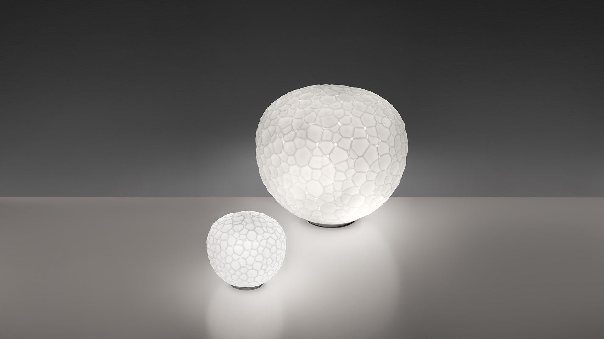 Stolná lampa METEORITE biela