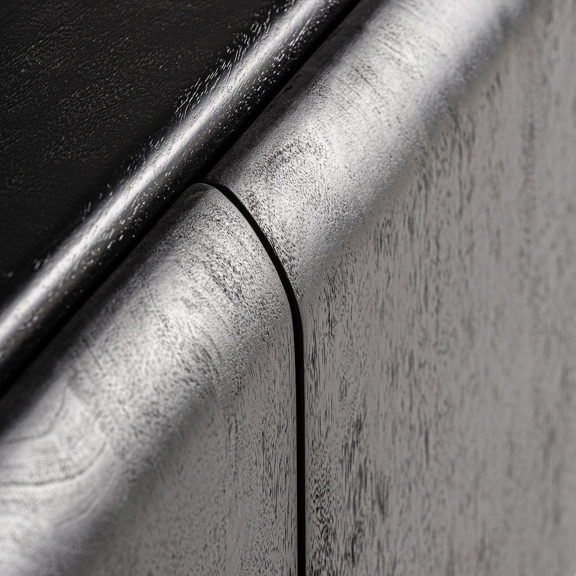 Televízna skrinka NORFOLK čierne mango drevo