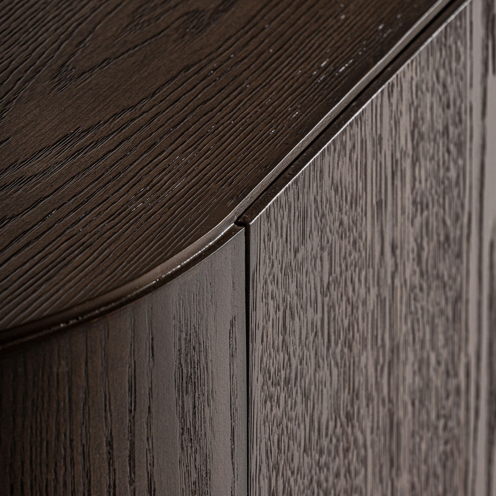 RTV skrinka TREIGNAC z dubového dreva so zlatým podstavcom