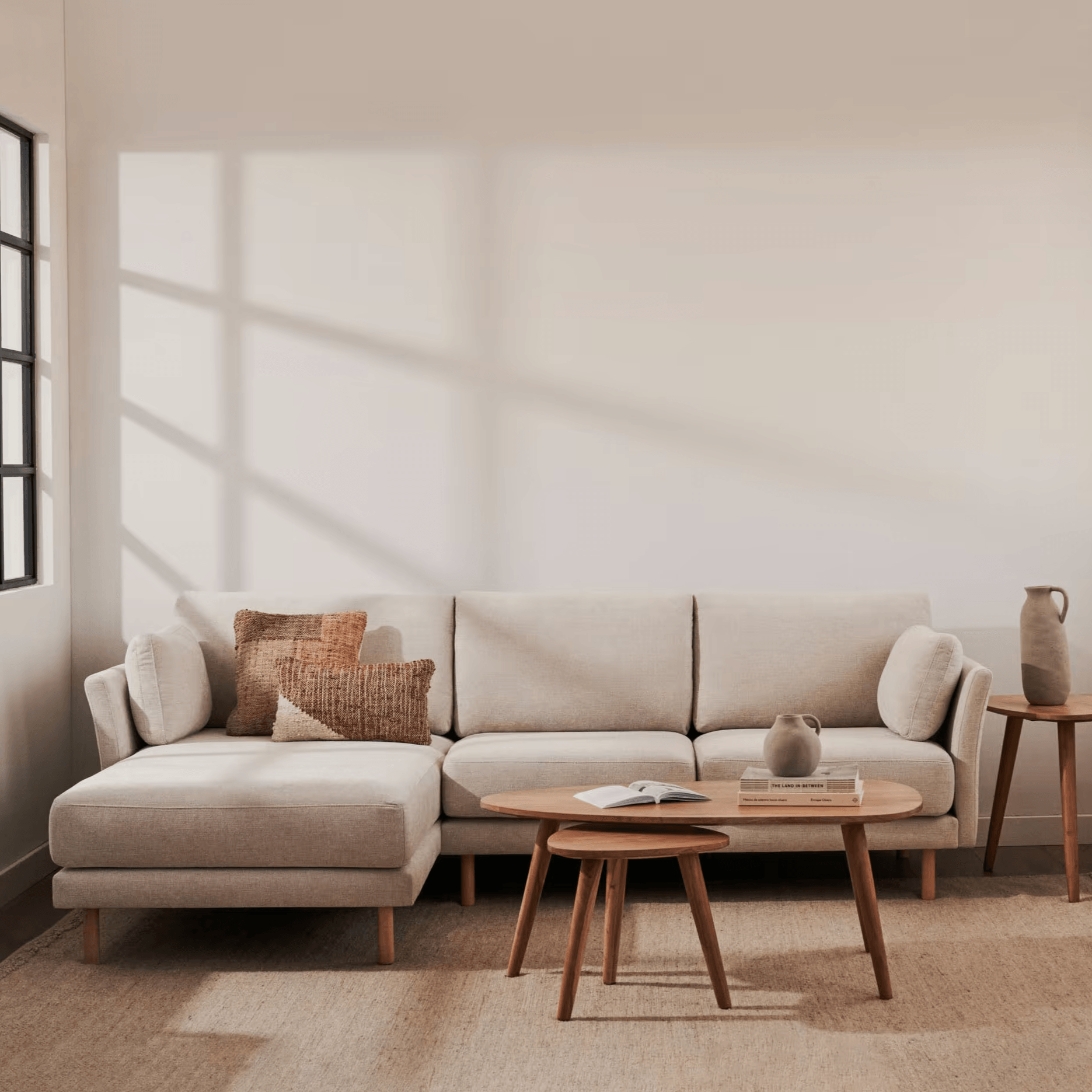 Narożnik uniwersalny GILMA perłowy z drewnianą podstawą La Forma Eye on Design