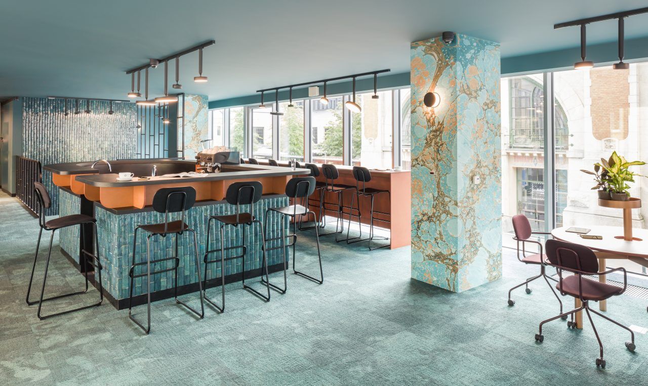 Hoker wysoki tapicerowany NEW SCHOOL metalowa podstawa – .mdd