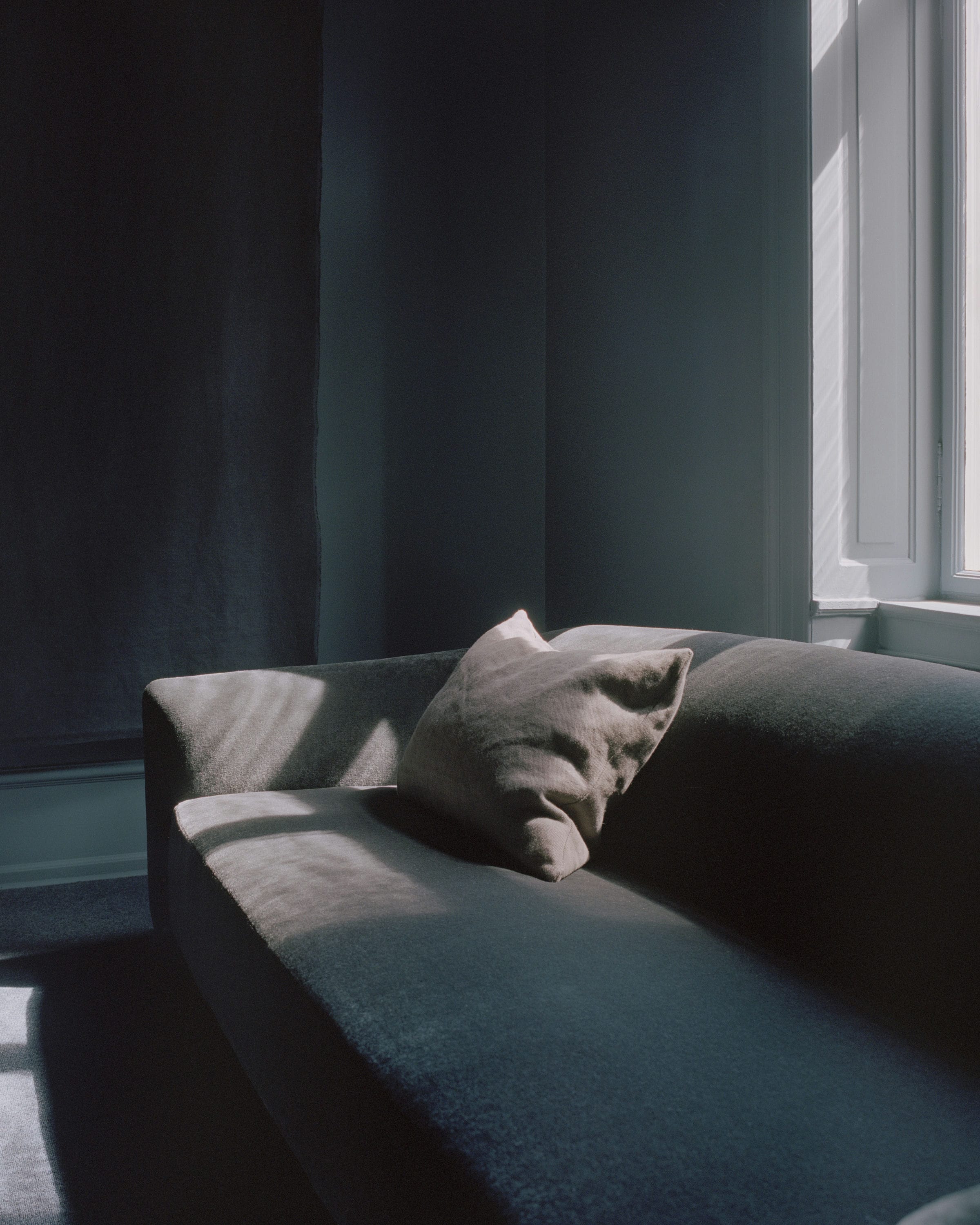 Pohovka 3-miestna SHORE PLINTH čalúnená